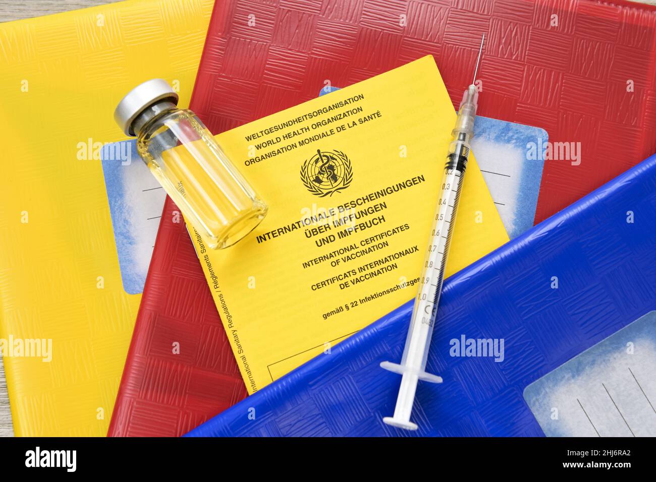 Impfpass, Impfstoff, Impfspritze und Schulhefte, Symbolfoto Covid-Impfung für Kinder Stock Photo