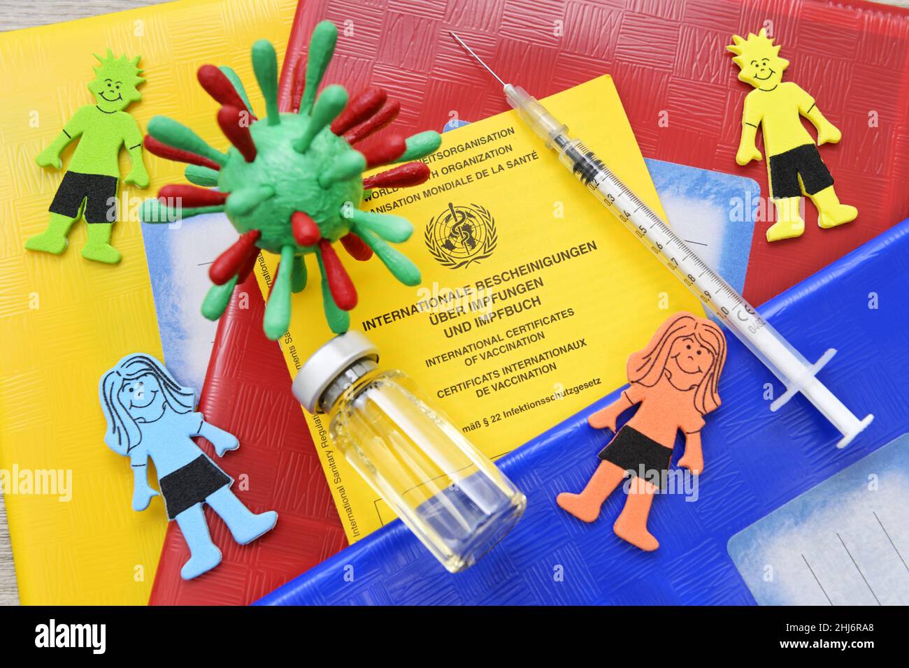 Impfpass, Impfspritze, Impfstoff, Coronavirus-Modell und Kinderfiguren, Symbolfoto Covid-Impfung für Kinder Stock Photo