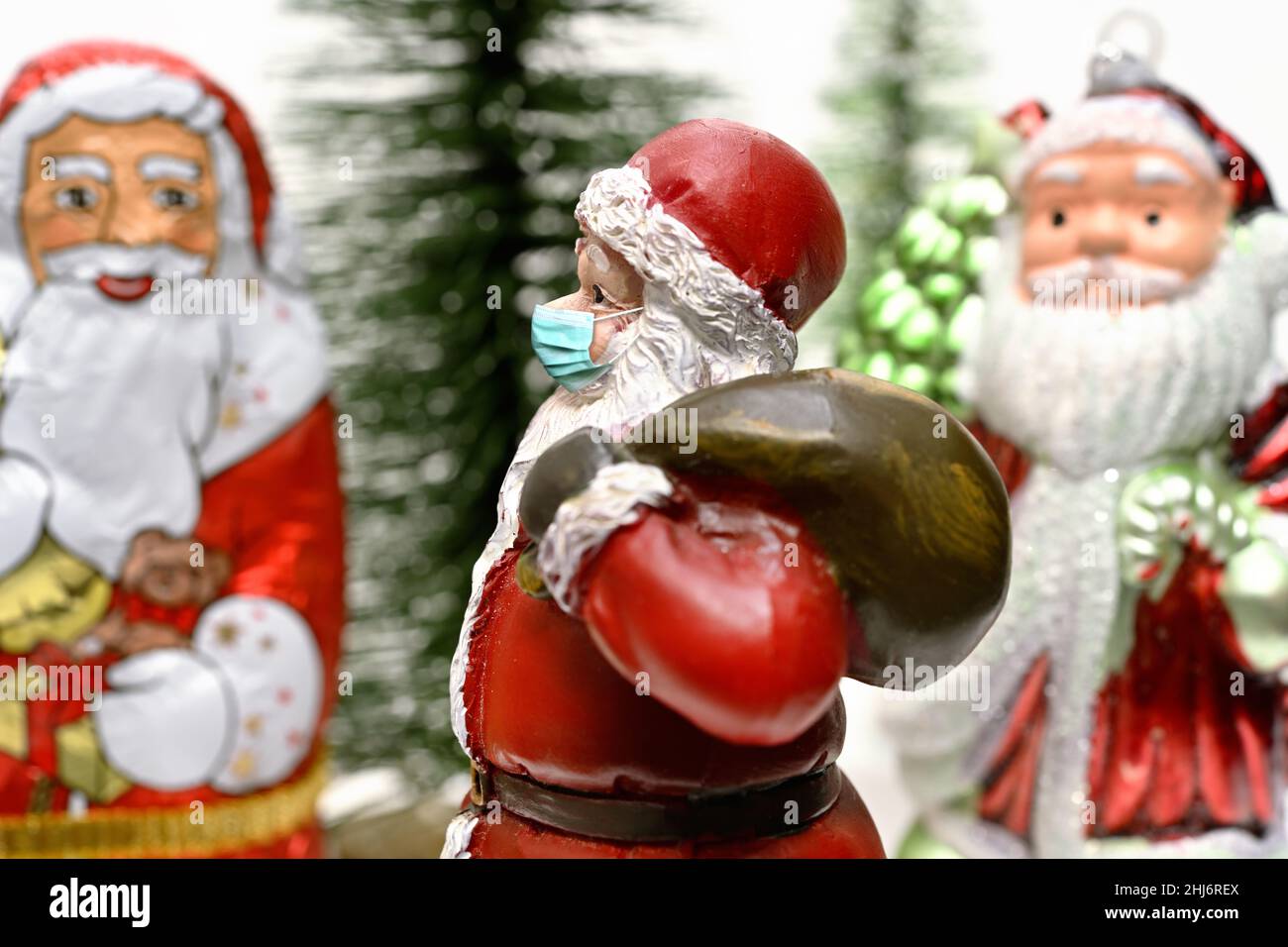 FOTOMONTAGE, Deko-Weihnachtsmann mit Mundschutz, Corona-Weihnachten Stock Photo