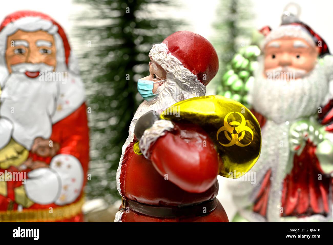 FOTOMONTAGE, Deko-Weihnachtsmann mit Mundschutz und Biogefährdungssack, Corona-Weihnachten Stock Photo