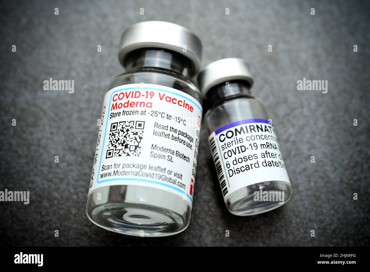 Impfstofffläschen von Moderna und Biontech Stock Photo