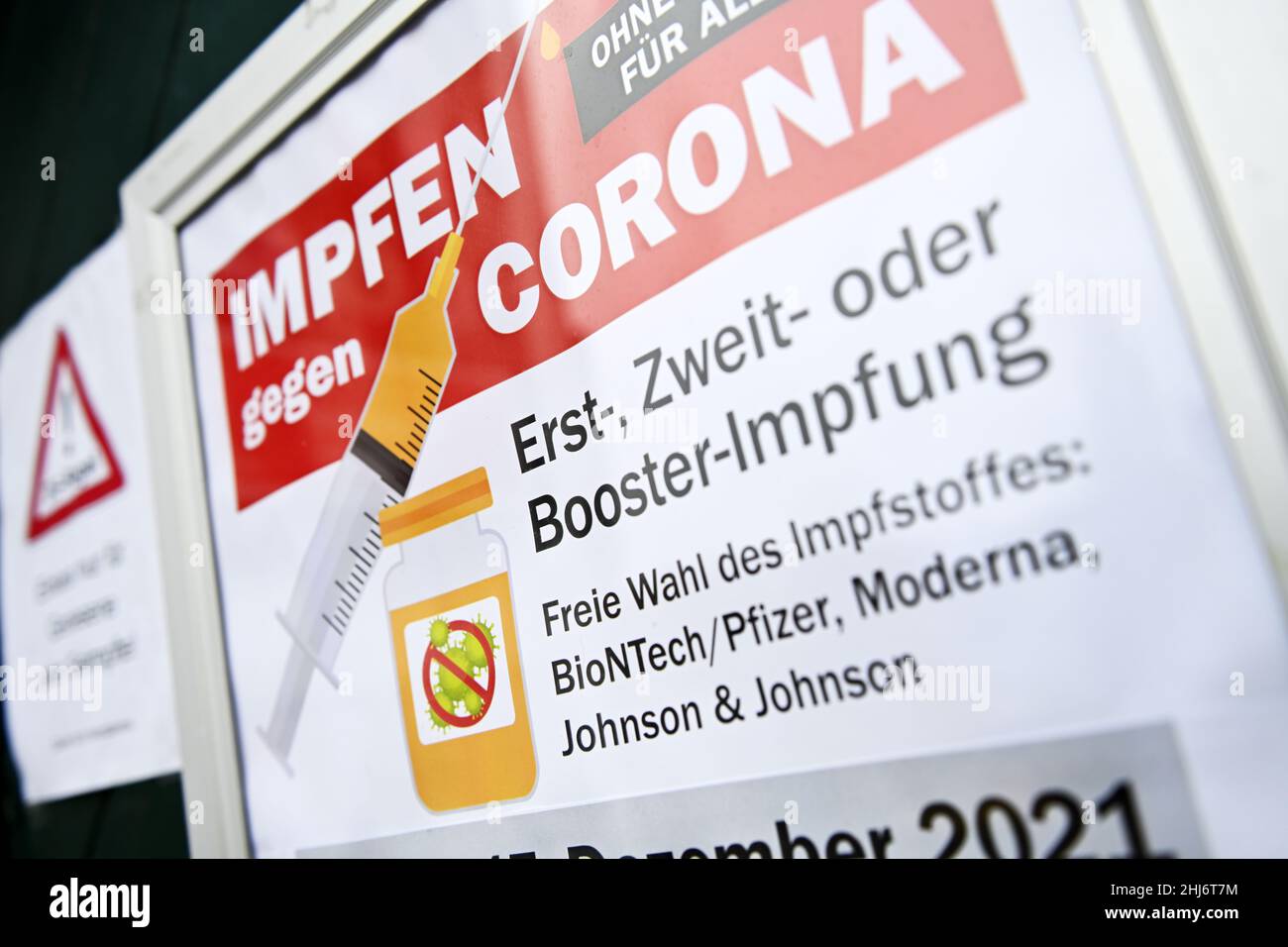 Schild informiert über Corona-Impfmöglichkeit in Bergedorf, Hamburg, Deutschland Stock Photo