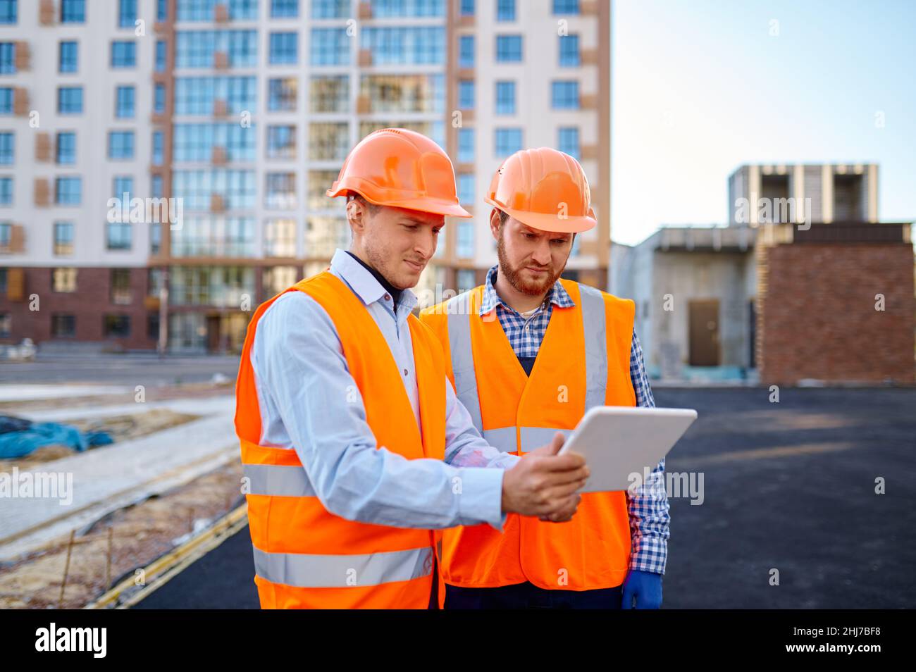 Worker reporting to contractor at construction site Stock Photo