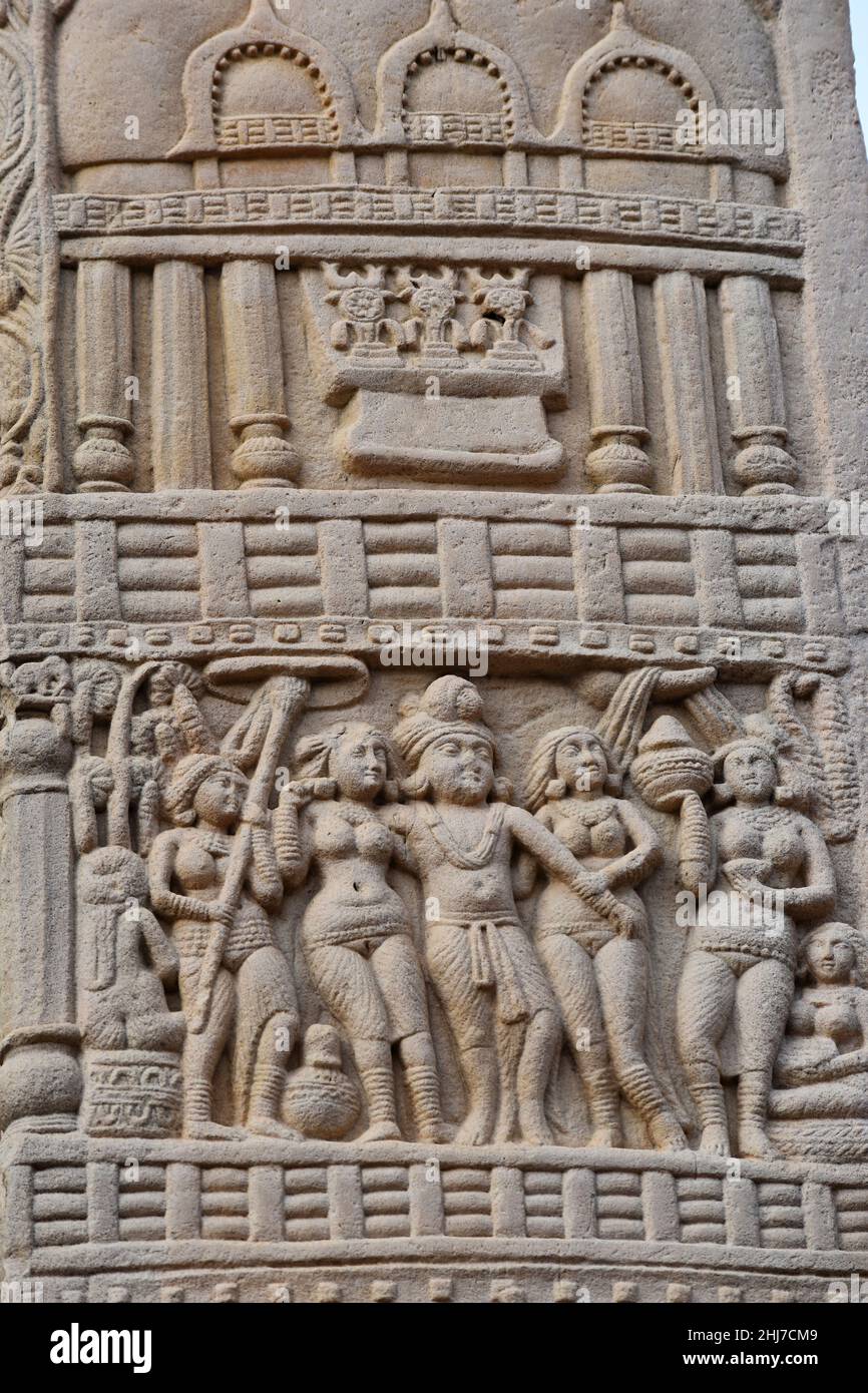 Stupa No 1, South Gateway, Left Pillar, Inside Panel 2 : Grief stricken King with his Queens World Heritage Site, Sanchi, Madhya Pradesh, India Stock Photo