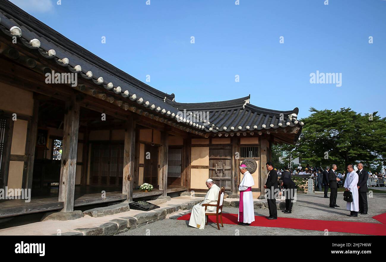 Aug 15, 2014 Dangjin, South Korea Pope Francis visit with the prays