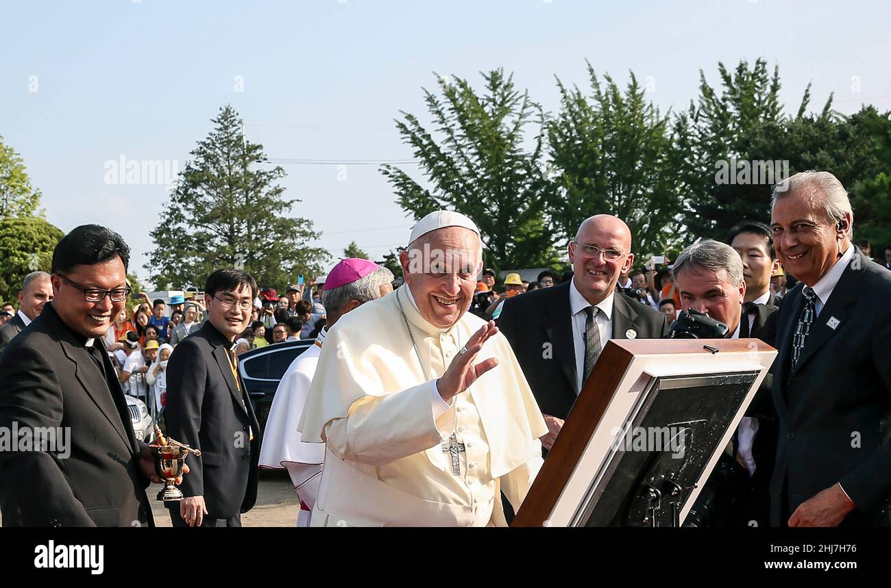 Aug 15, 2014 Dangjin, South Korea Pope Francis visit with the prays