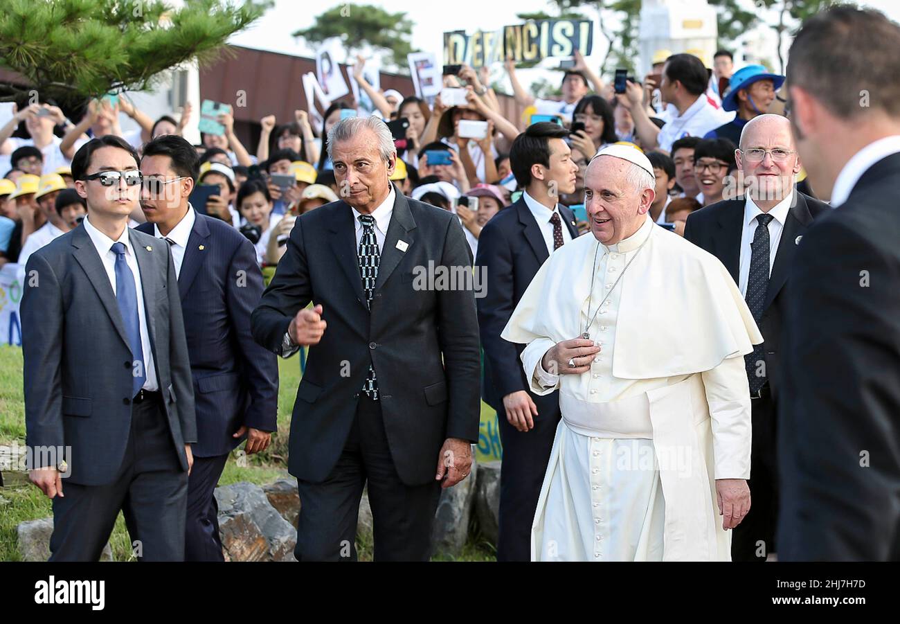 Aug 15, 2014 Dangjin, South Korea Pope Francis visit with the prays