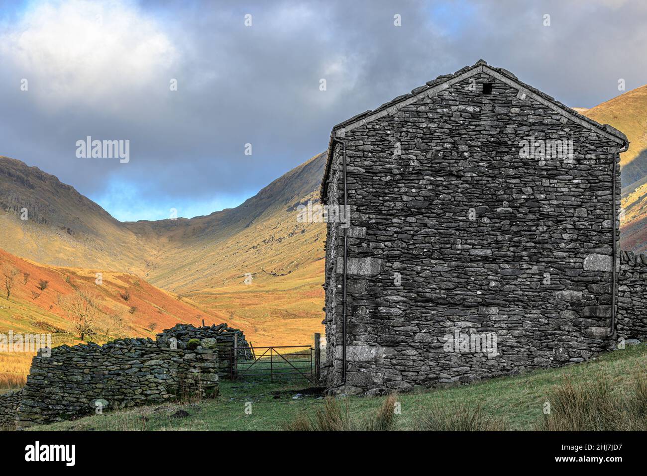 Old Barn below the Tongue at Troutbeck, Cumbria.   Looking north with  Threshthwaite Mouth in the background. Stock Photo