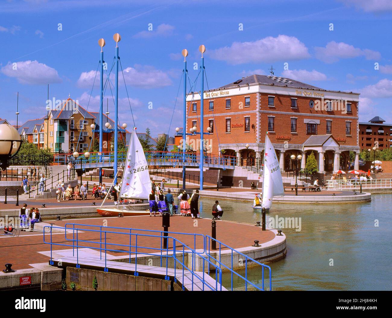 Ontario Basin and The Quay House public house, Bar and Restaurant at