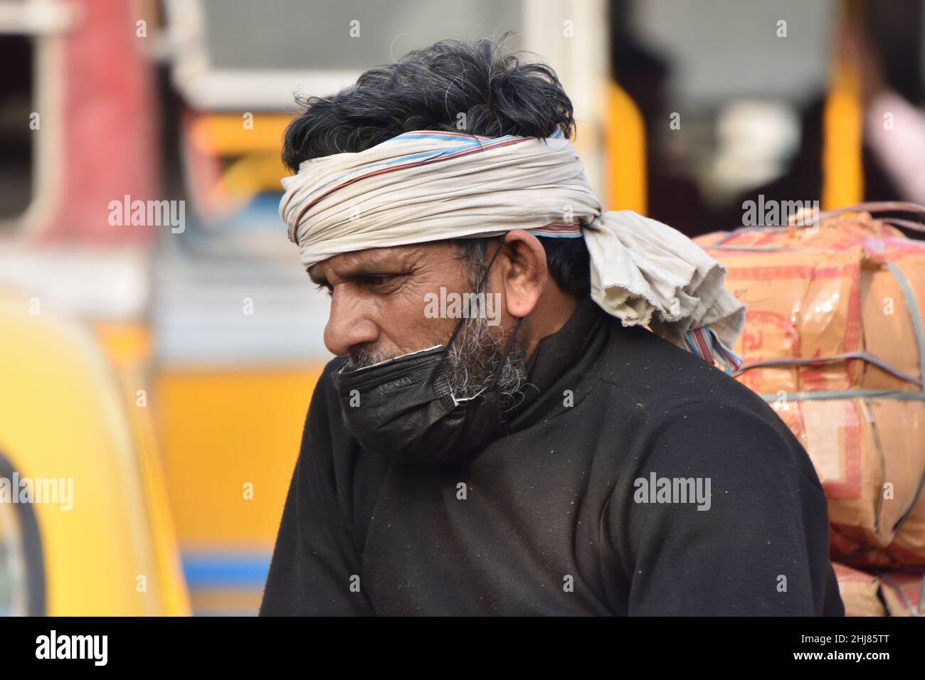 Kolkata, West Bengal, India. 27th Jan, 2022. A person of Kolkata wearing mask amid third wave of Covid-19 on street. (Credit Image: © Biswarup Ganguly/Pacific Press via ZUMA Press Wire) Stock Photo