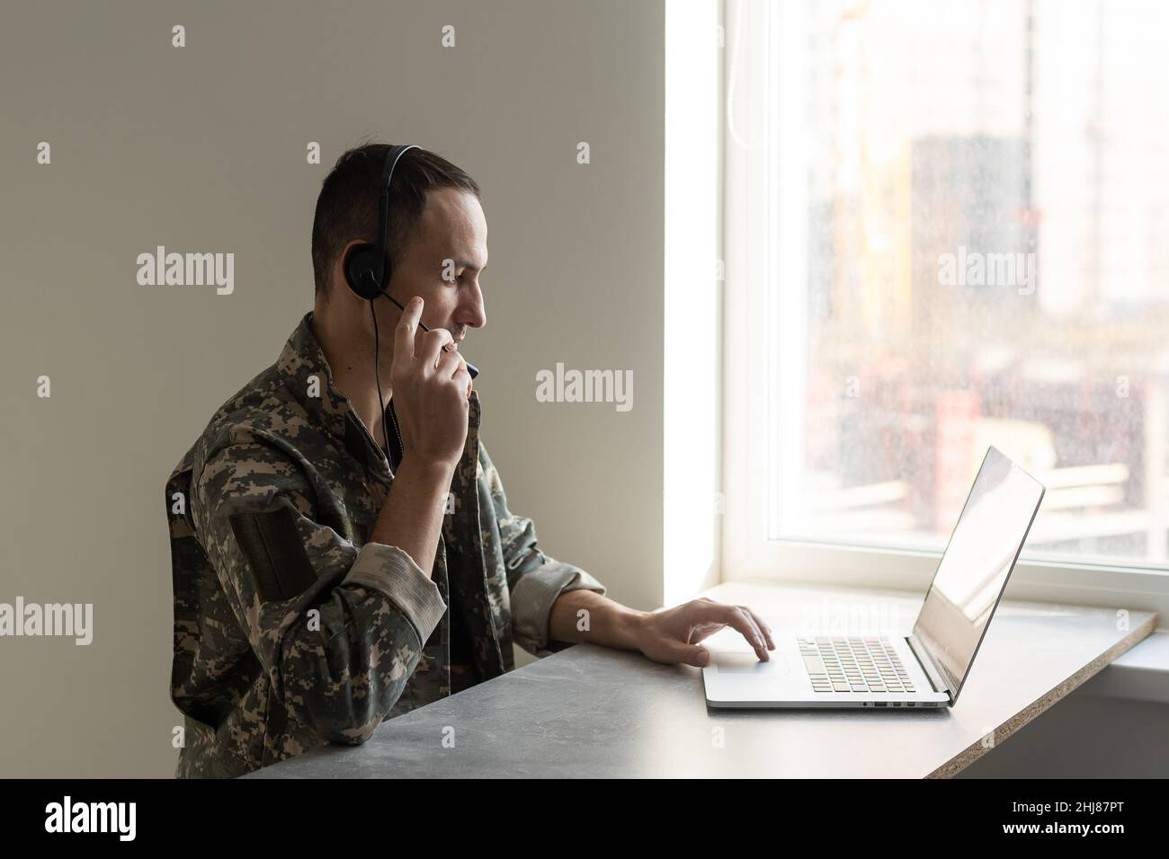 Soldier working with laptop in headquarters building Stock Photo - Alamy