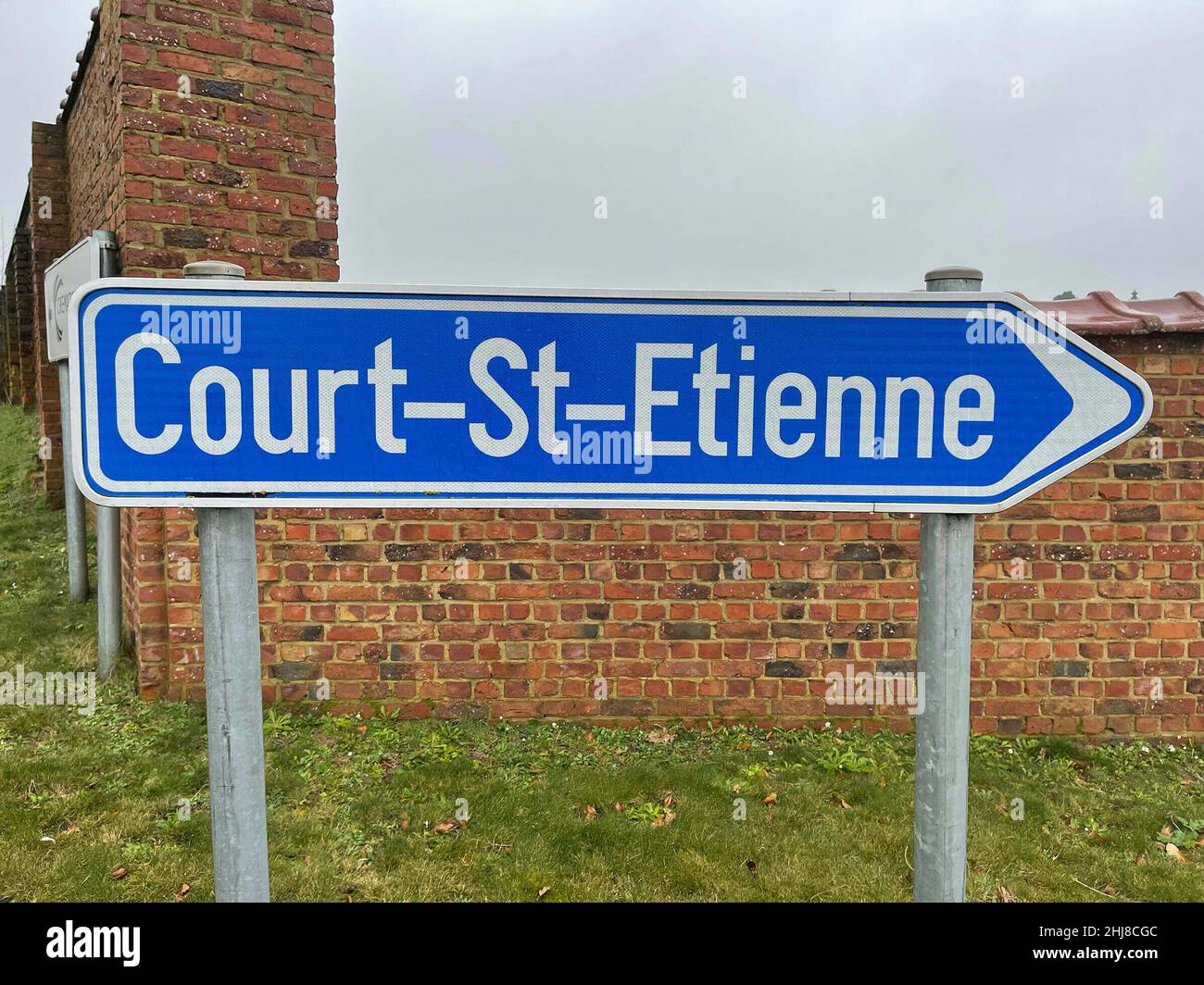 Court Saint Etienne, Belgien. 27th Jan, 2022. Quests leave at Crematorium Champ de Court after the cremation of Jacques Pol Pascal Marie Ghislain Boel (31-03-1929-21-01-2022) in Court-Saint-Etienne, on January 27, 2022, he was the legal father of Delphine Boel for 50 years, now Delphine Michele Anne Marie Ghislaine of Saxen-Coburg, Princess of Belgium, daughter of King Albert II of Belgium and baroness Sybille de Selys Longchamps Credit: Albert Nieboer/Netherlands OUT/Point de Vue OUT/dpa/Alamy Live News Stock Photo