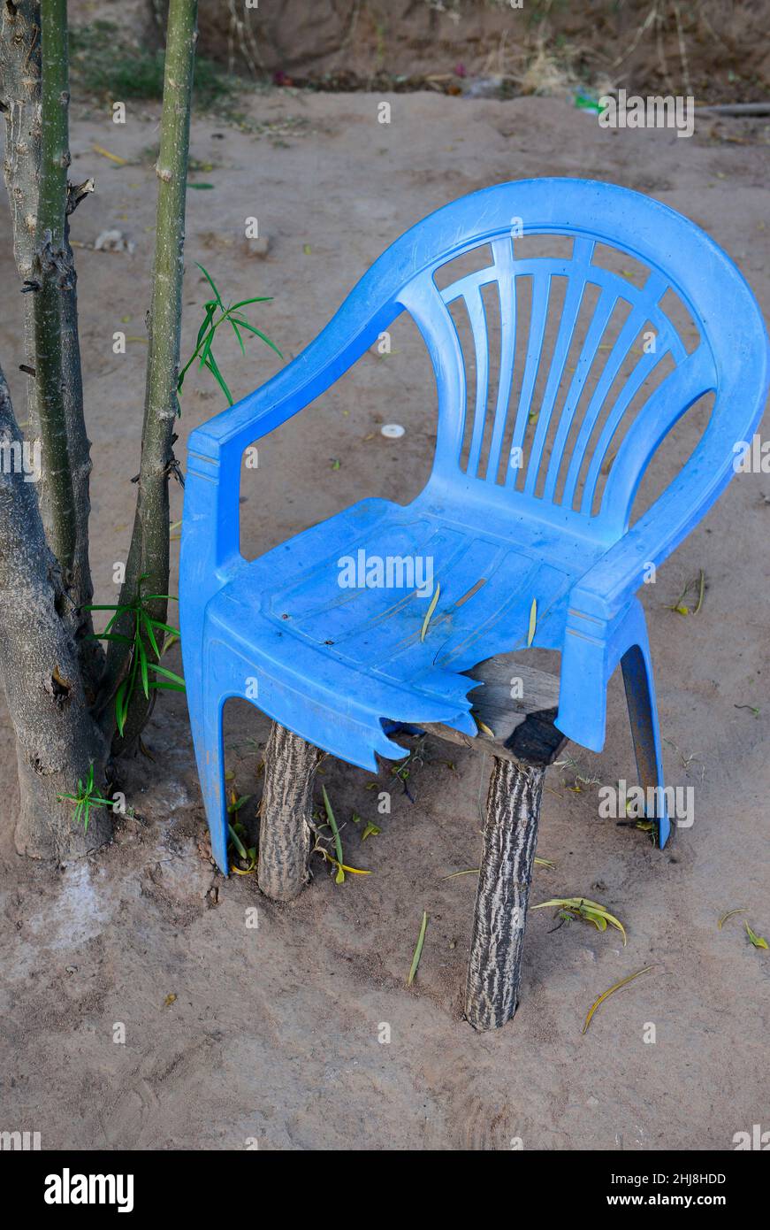 KENYA, plastic chair monobloc, self made repaired / KENIA, Plastikstuhl Monoblock aus Polypropylen, selbst repariert Stock Photo