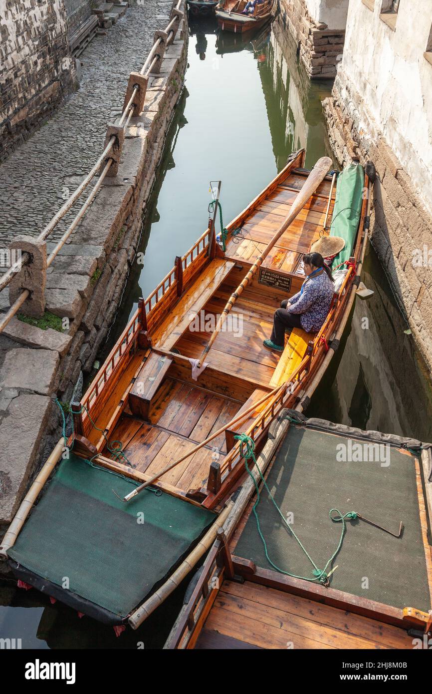 Chinese wooden boat High Resolution Stock Photography and Images - Alamy