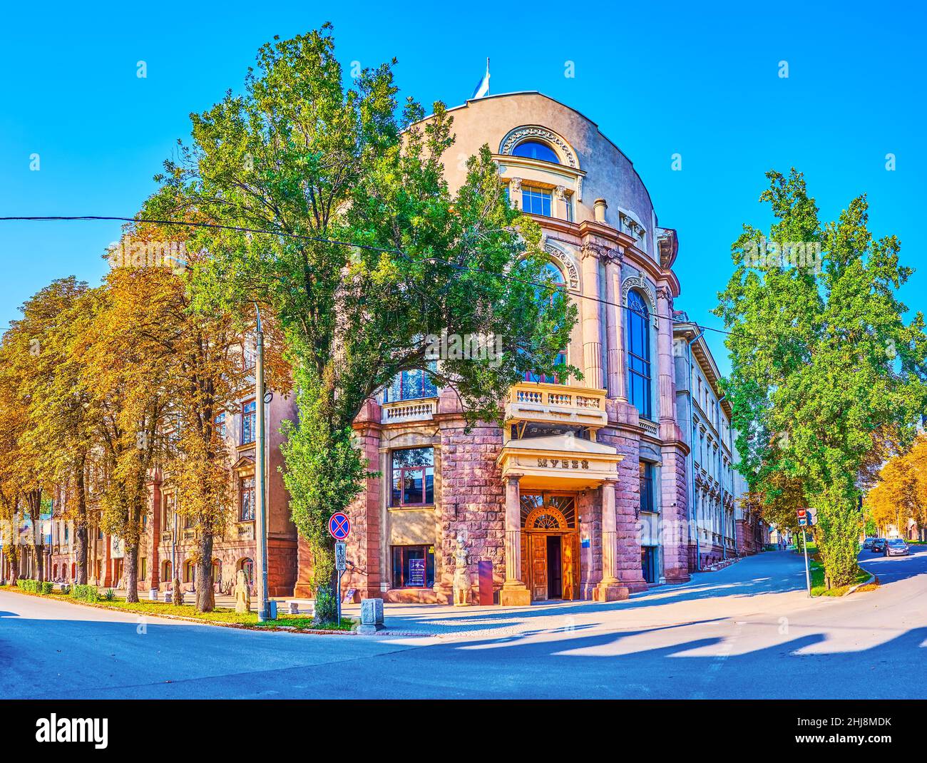 ZAPORIZHZHIA, UKRAINE - AUGUST 25, 2021: The corner facade of Zaporozhye Regional Museum of Local Lore, on August 25 in Zaporizhzhia Stock Photo