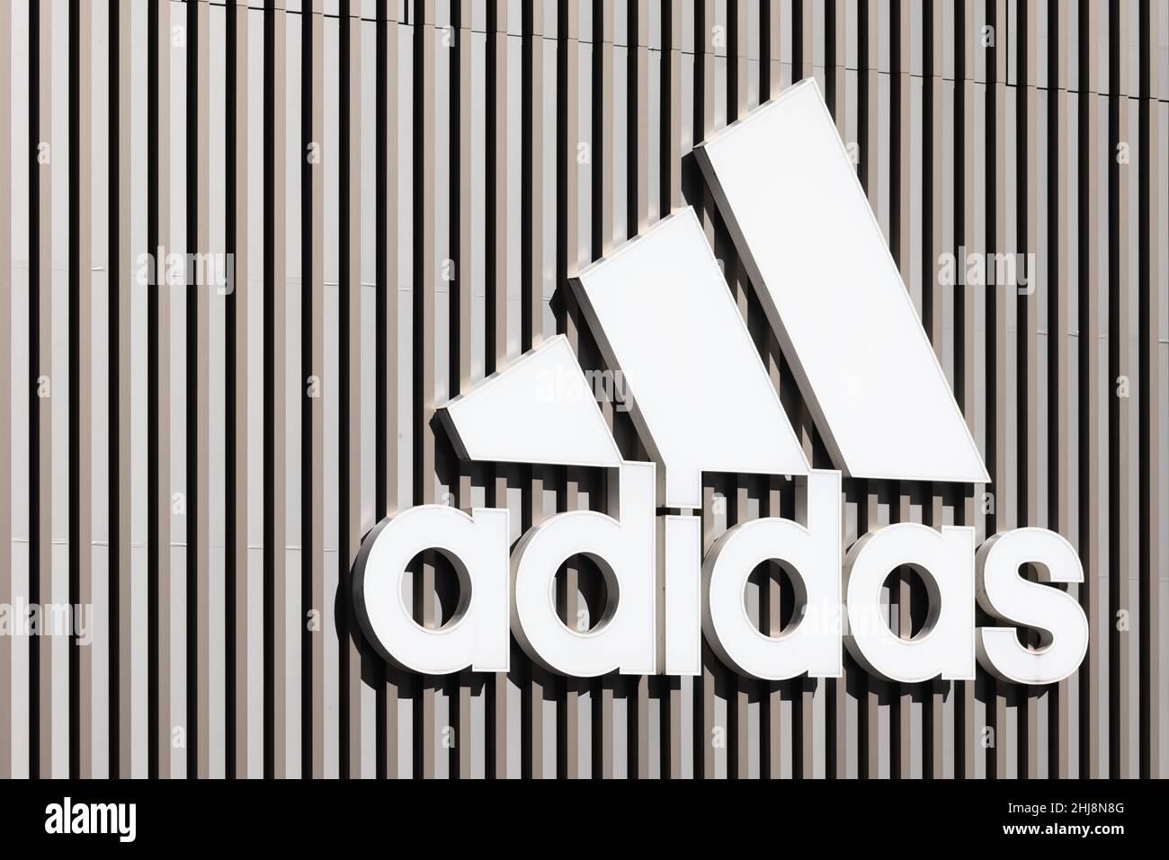 La Marca Multinacional Alemana De Ropa Deportiva Adidas Logo Ve En Hong De Budrul Chukrut SOPA USA Fotografía De Stock Alamy | sptc.edu.bd