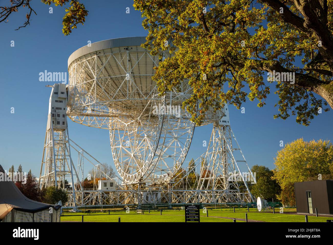 UK, England, Cheshire, Goostrey, University of Manchester, Jodrell Bank, Lovell Radio Telescope in autumn Stock Photo
