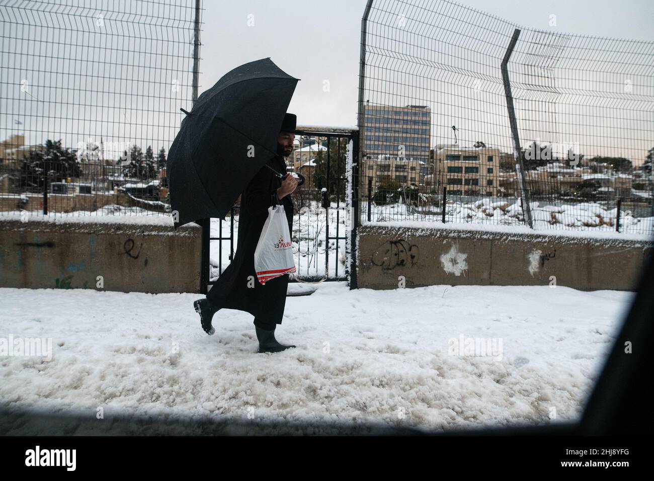 Snow in Sheikh Jarrah. Jerusalem, Israel. Jan 27th 2022. (Photo by Matan Golan/Sipa USA) Stock Photo