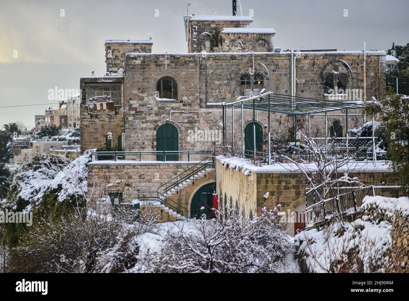 A house in the snow. Jerusalem, Israel. Jan 27th 2022. ( Credit: Matan Golan/Alamy Live News Stock Photo