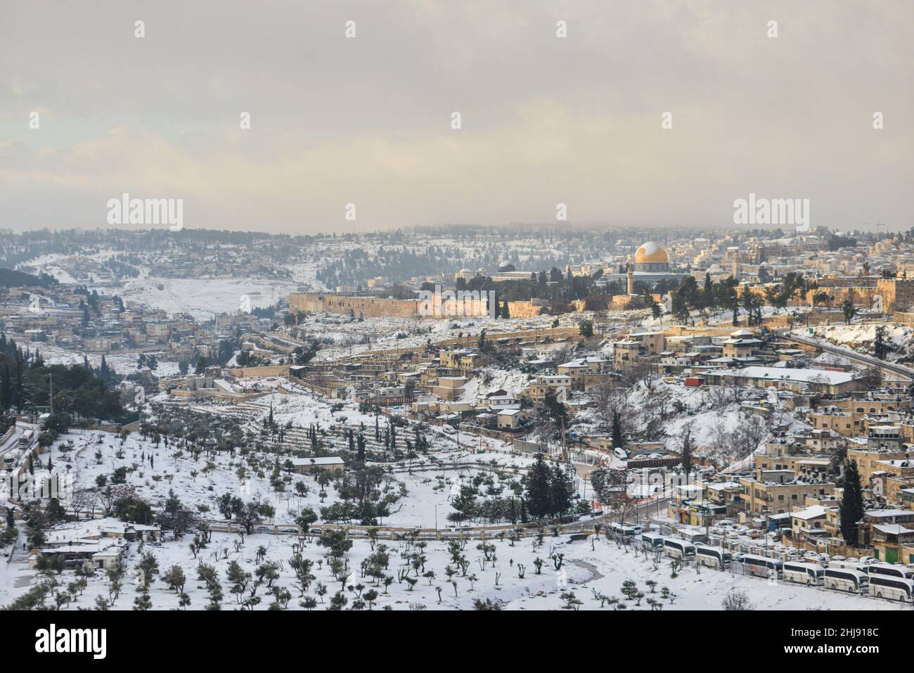 Jerusalem skyline covered in snow. North to south view towards the snowy Jerusalem Old City and East Jerusalem. Jerusalem, Israel. Jan 27th 2022. ( Credit: Matan Golan/Alamy Live News Stock Photo