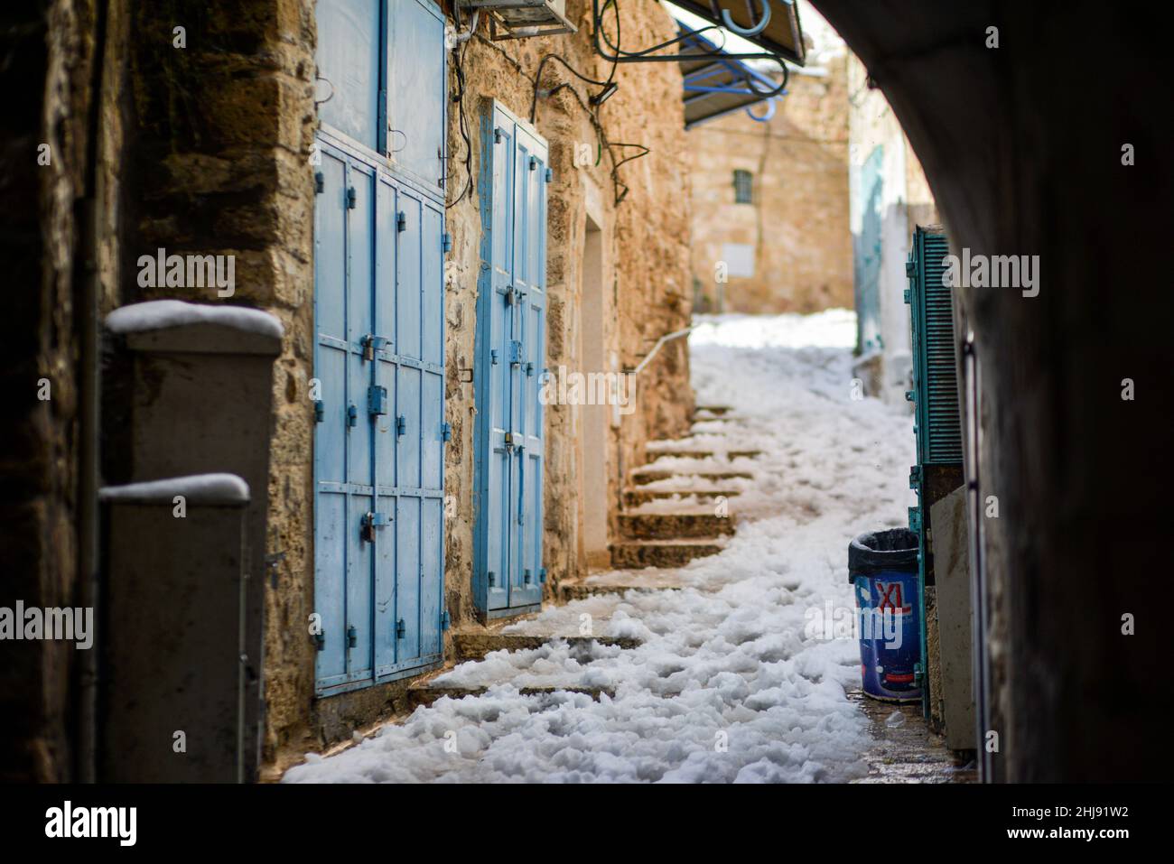 Snowy alley in Jerusalem Old City. Jerusalem, Israel. Jan 27th 2022. ( Credit: Matan Golan/Alamy Live News Stock Photo