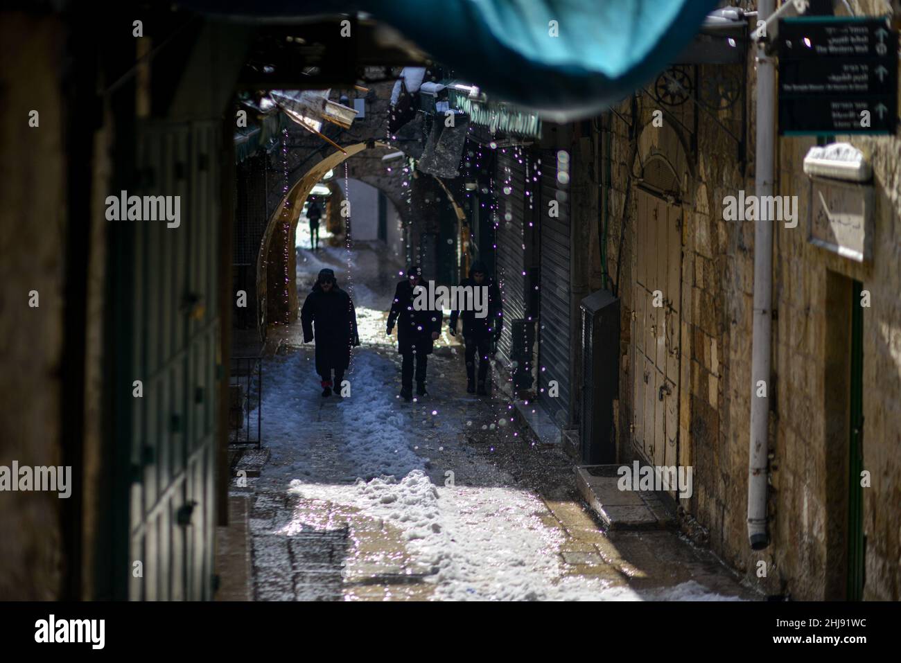 Snowy alley in Jerusalem Old City. Jerusalem, Israel. Jan 27th 2022. ( Credit: Matan Golan/Alamy Live News Stock Photo