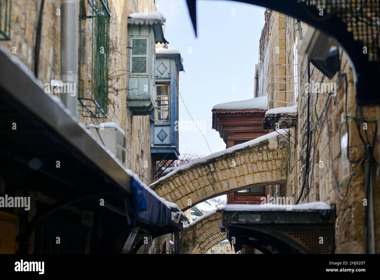 Snowy alley in Jerusalem Old City. Jerusalem, Israel. Jan 27th 2022. ( Credit: Matan Golan/Alamy Live News Stock Photo