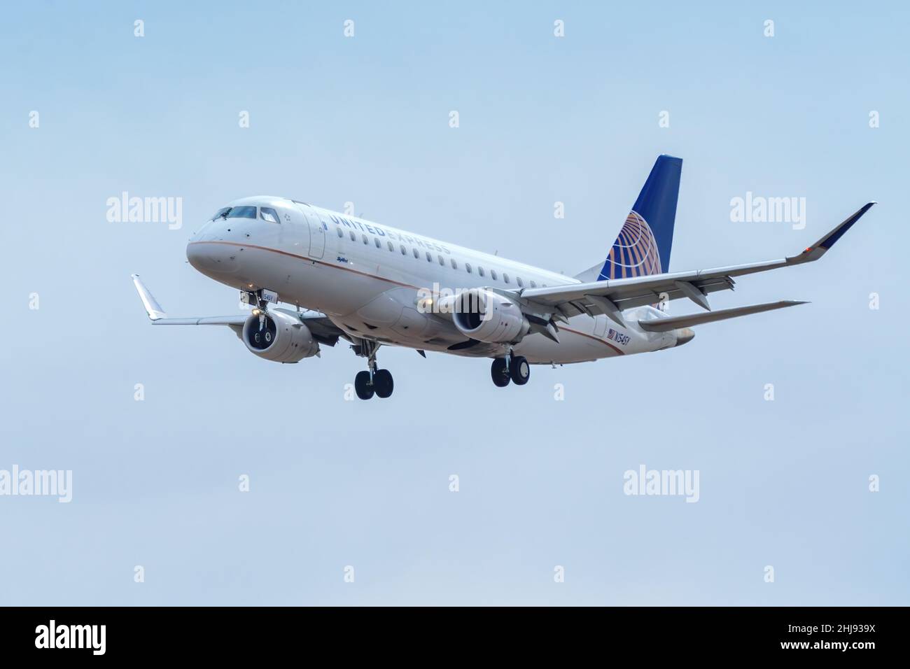 Embraer e175lr hi-res stock photography and images - Alamy