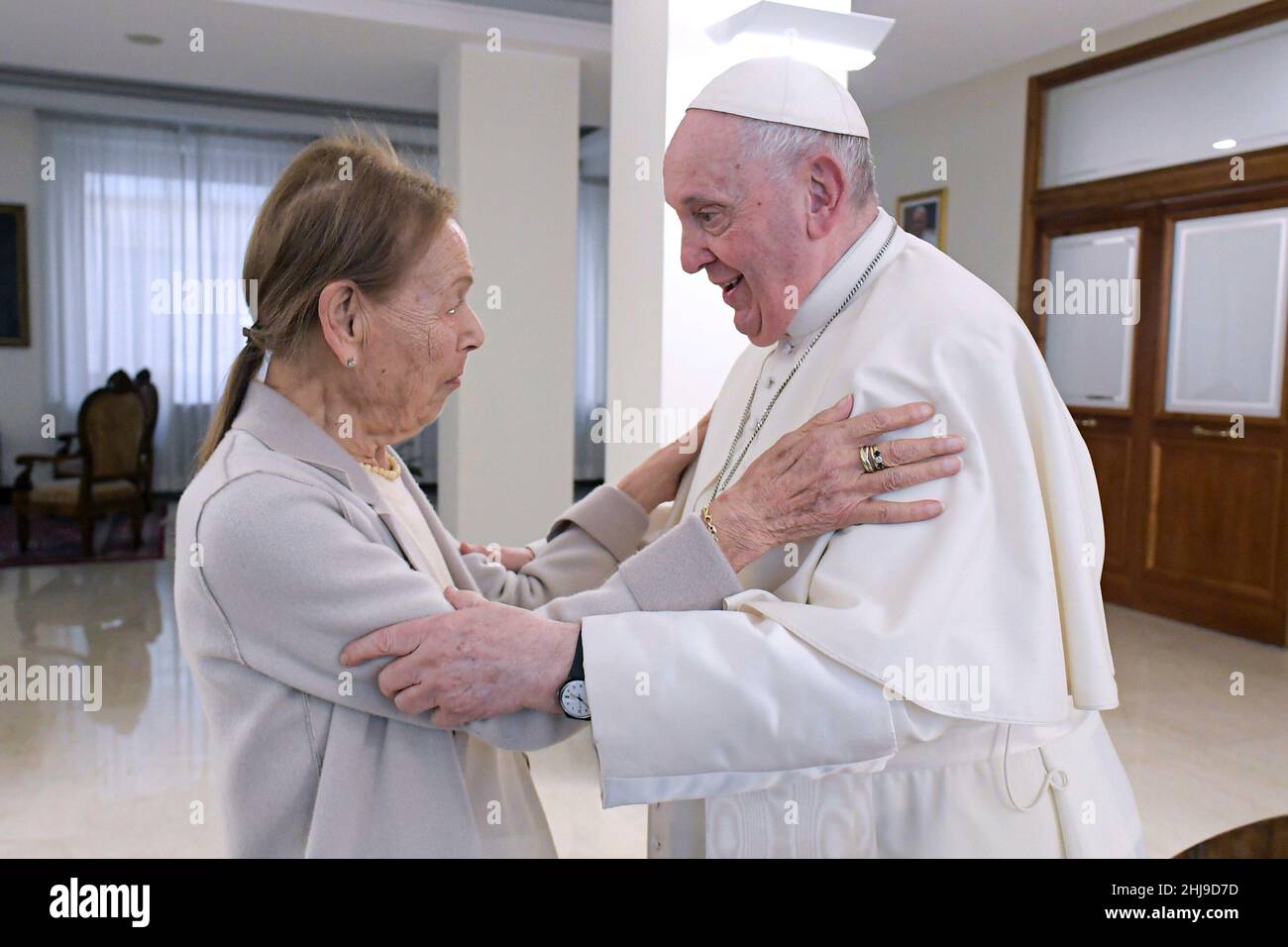 In the afternoon today, Memorial Day, at Casa Santa Marta, Pope Francis had a long and affectionate conversation, lasting about an hour, with Mrs Edith Bruck, just under a year after her visit to the writer's home. in Rome. In particular, both underlined the inestimable value of transmitting the memory of the past to the youngest, even in its most painful aspects, in order not to fall back into the same tragedies. Vatican City January 27, 2022 RESTRICTED TO EDITORIAL USE - Vatican Media/Spaziani. Stock Photo