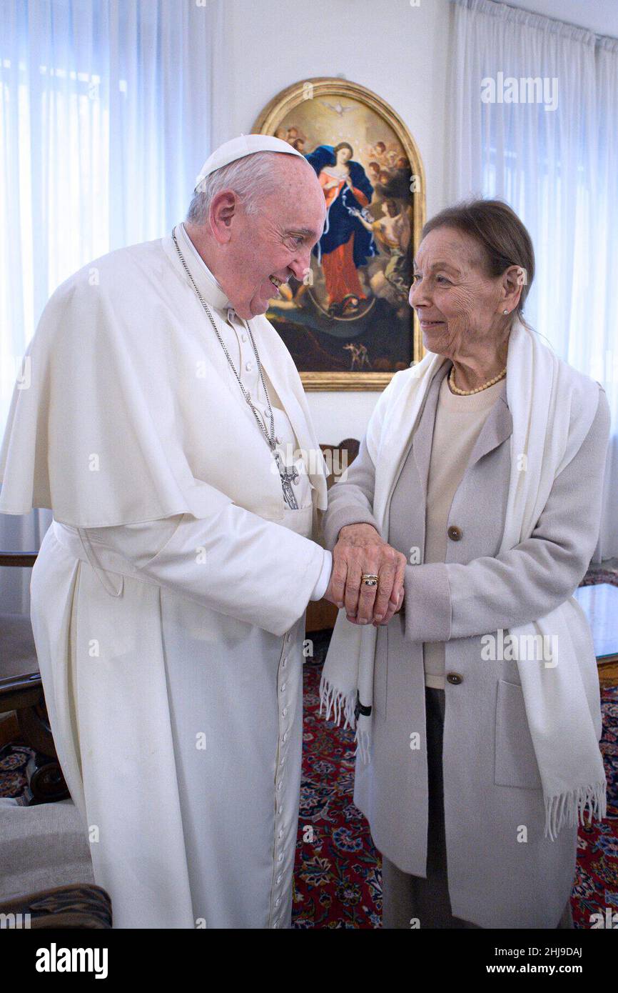 In the afternoon today, Memorial Day, at Casa Santa Marta, Pope Francis had a long and affectionate conversation, lasting about an hour, with Mrs Edith Bruck, just under a year after her visit to the writer's home. in Rome. In particular, both underlined the inestimable value of transmitting the memory of the past to the youngest, even in its most painful aspects, in order not to fall back into the same tragedies. Vatican City January 27, 2022 RESTRICTED TO EDITORIAL USE - Vatican Media/Spaziani. Stock Photo