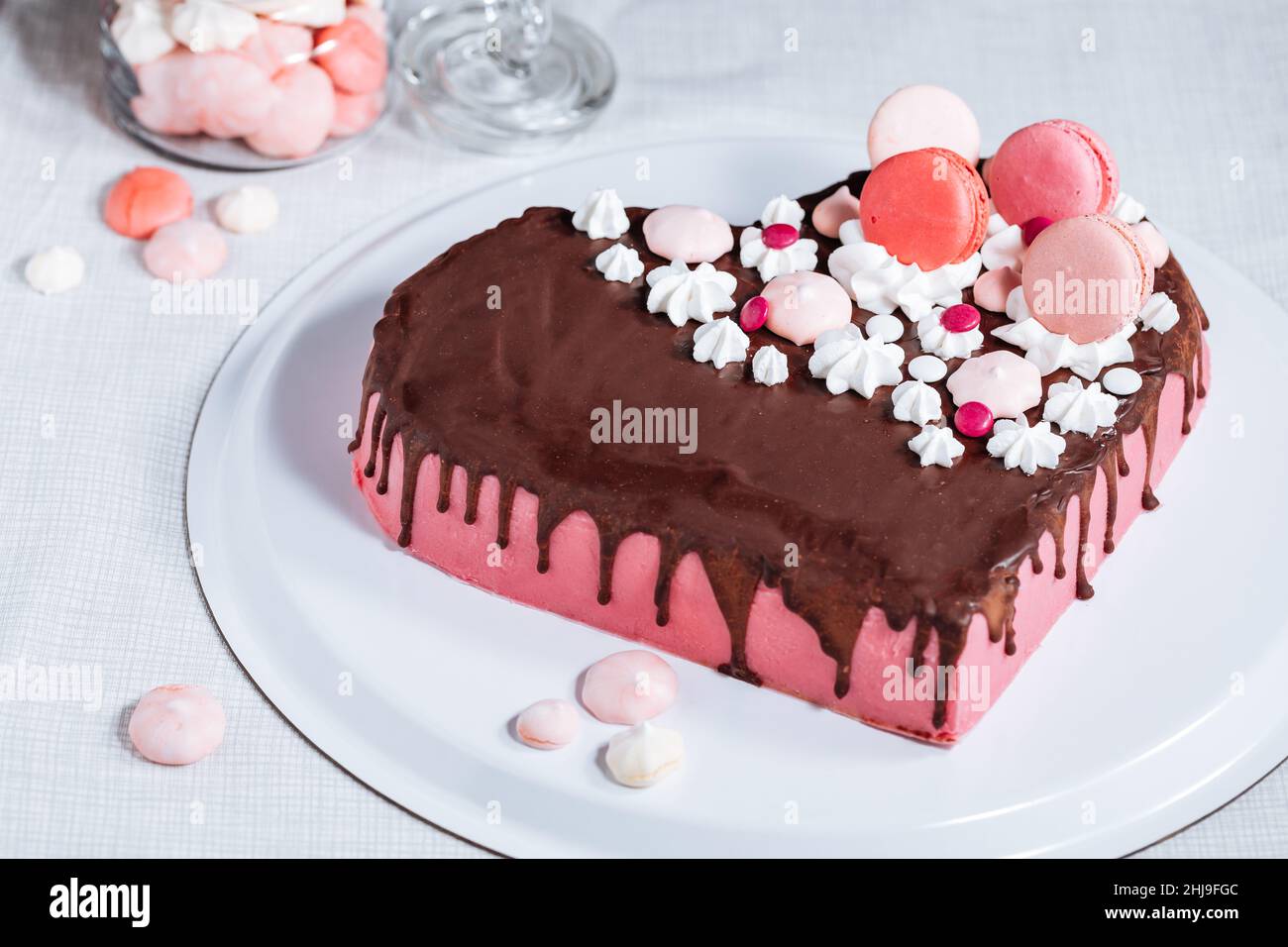 Top view of Pink heart shaped cake with chocolate glaze, meringues and  macaroons on top as decoration. Valentine's day, mothers day Stock Photo -  Alamy