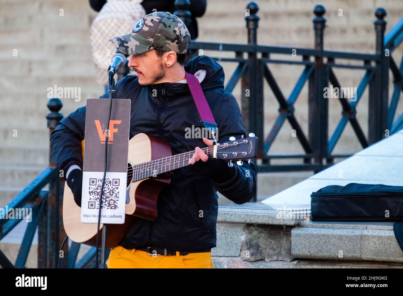 Guitar guy hi-res stock photography and images - Alamy