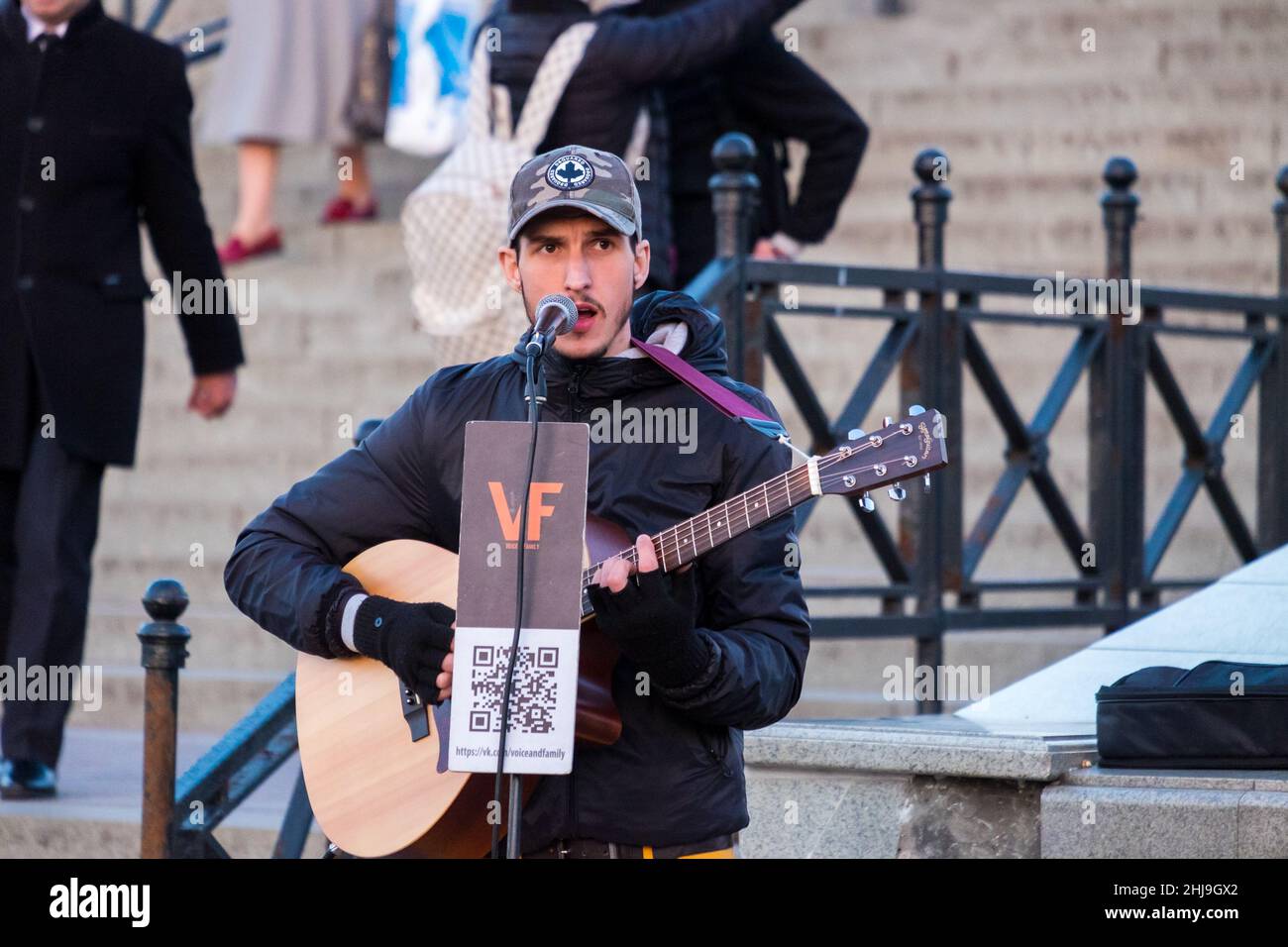 A street musician performing hi-res stock photography and images - Alamy