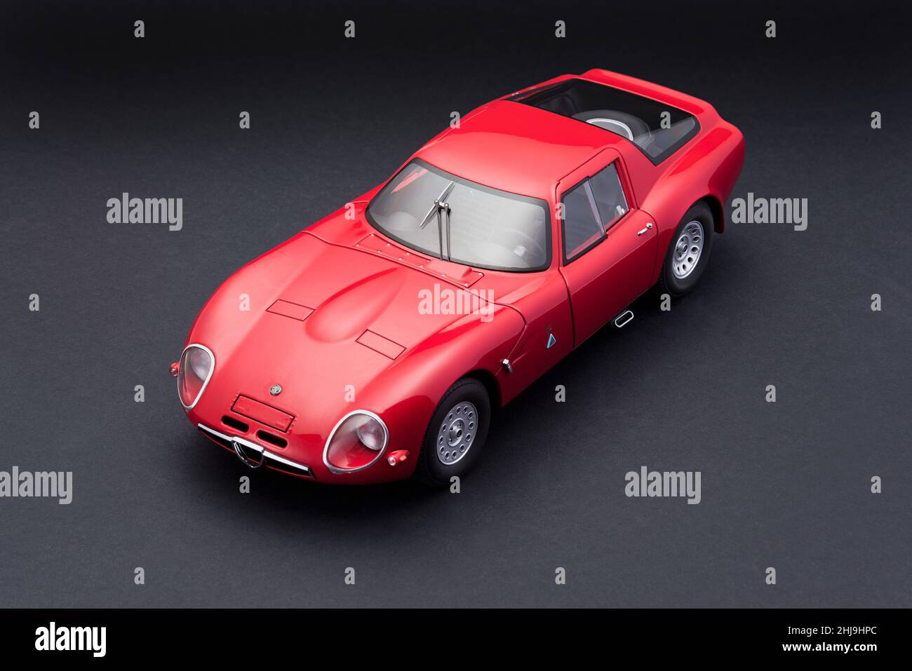 CMC 1:18 car model of an Alfa Romeo Giulia TZ2 Zagato 1963 Stock