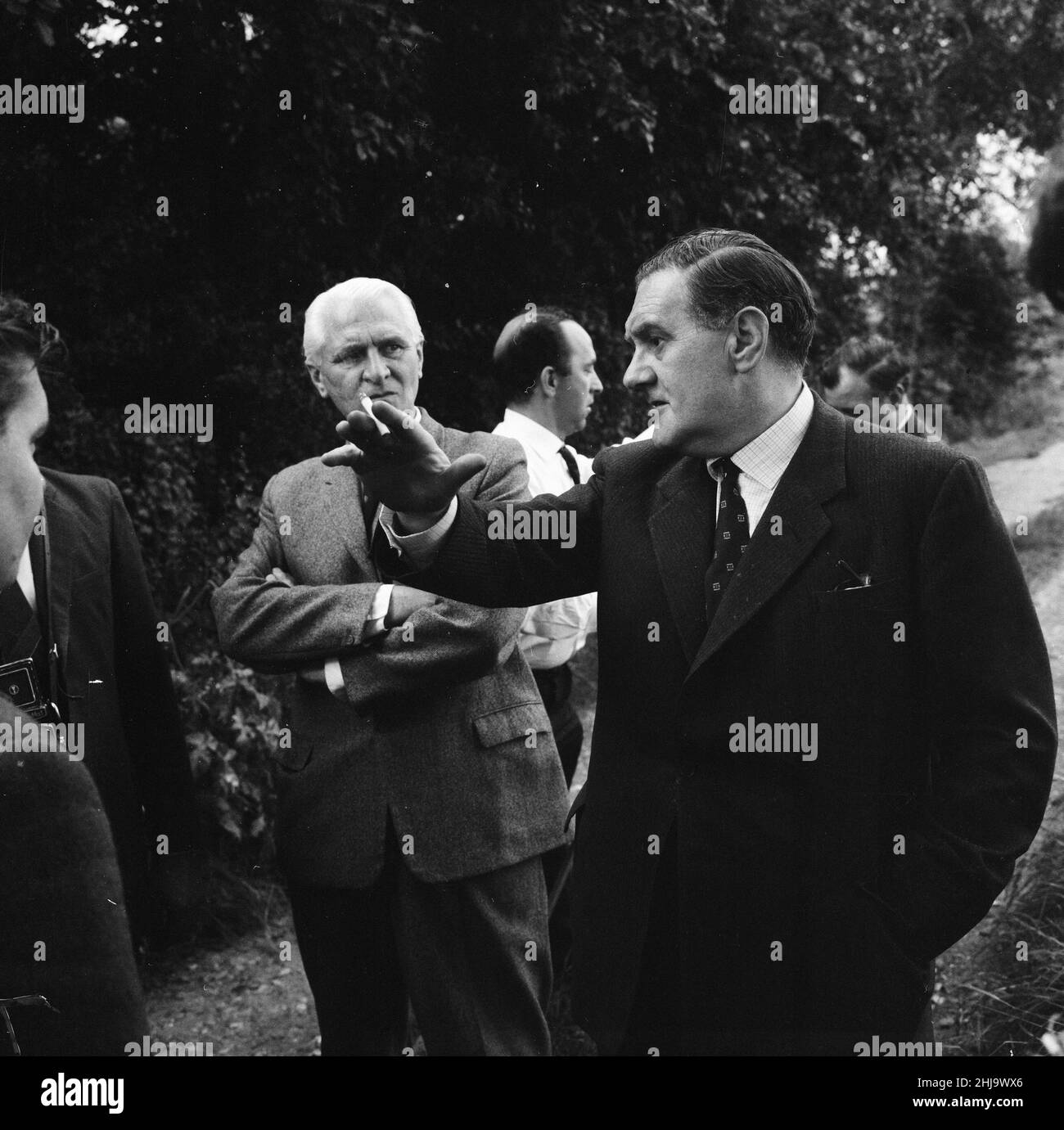 Leatherslade Farm, between Oakley and Brill in Buckinghamshire, hideout used by gang, 27 miles from the crime scene, Tuesday 13th August 1963. Our Picture Shows ... (foreground, holding cigarette) Detective Superintendent Gerald McArthur of Scotland Yard and Detective Superintendent Malcolm Fewtrell, Head of Buckinghamshire CID at farmhouse.   The 1963 Great Train Robbery was the robbery of 2.6 million pounds from a Royal Mail train heading from Glasgow to London on the West Coast Main Line in the early hours of 8th August 1963, at Bridego Railway Bridge, Ledburn, near Mentmore in  Buckinghams Stock Photo