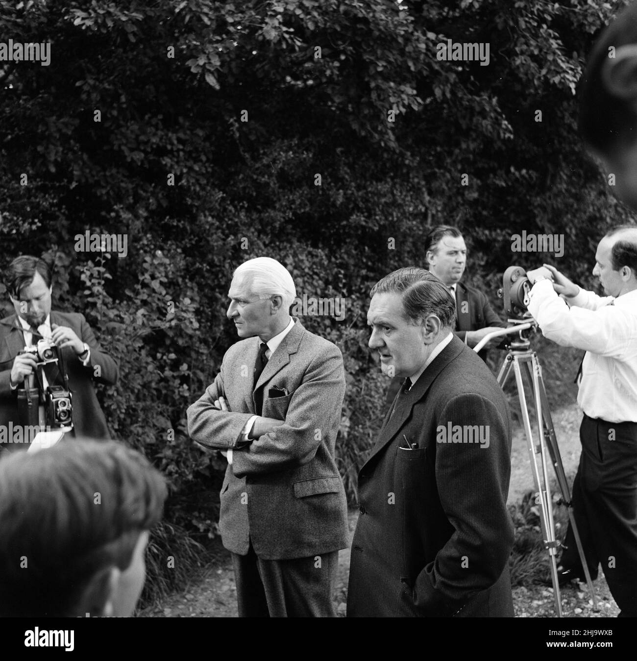 Leatherslade Farm, between Oakley and Brill in Buckinghamshire, hideout used by gang, 27 miles from the crime scene, Tuesday 13th August 1963. Our Picture Shows ... Detective Superintendent Malcolm Fewtrell (left) Head of Buckinghamshire CID and Detective Superintendent Gerald McArthur of Scotland Yard discuss there findings with assembled media at remote farmhouse used as hideaway by gang in immediate aftermath of robbery.   The 1963 Great Train Robbery was the robbery of 2.6 million pounds from a Royal Mail train heading from Glasgow to London on the West Coast Main Line in the early hours o Stock Photo