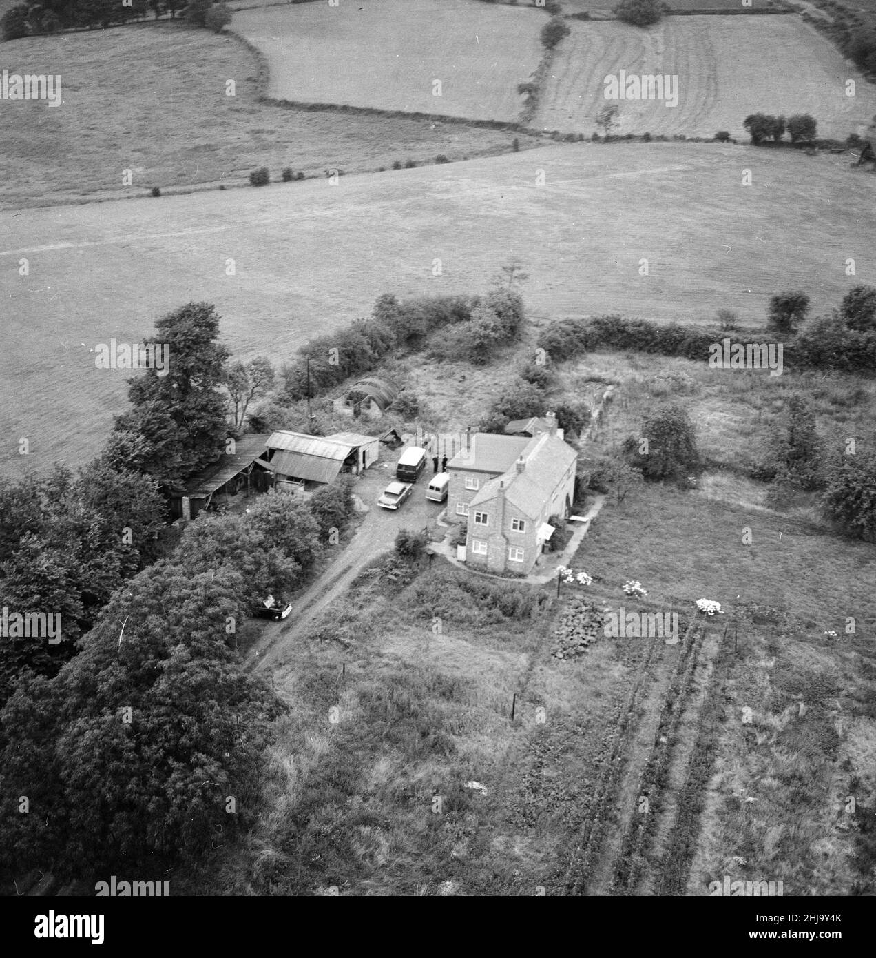 Leatherslade Farm, between Oakley and Brill in Buckinghamshire, hideout used by gang, 27 miles from the crime scene, Tuesday 13th August 1963. Our Picture Shows ... aerial view of remote farmhouse in Buckinghamshire used as hideaway by gang in immediate aftermath of robbery.    The 1963 Great Train Robbery was the robbery of 2.6 million pounds from a Royal Mail train heading from Glasgow to London on the West Coast Main Line in the early hours of 8th August 1963, at Bridego Railway Bridge, Ledburn, near Mentmore in  Buckinghamshire, England. Stock Photo