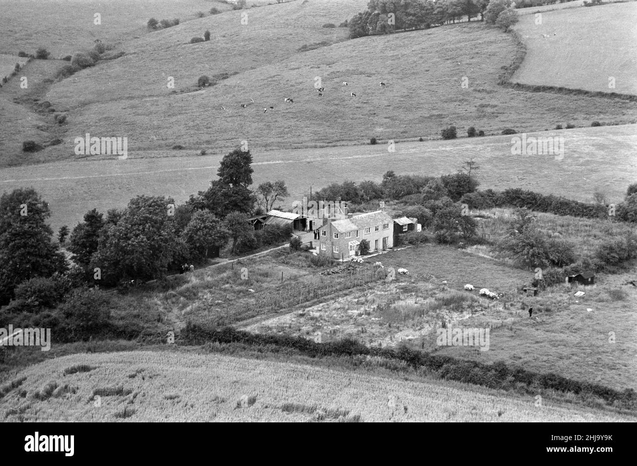 Leatherslade Farm, between Oakley and Brill in Buckinghamshire, hideout used by gang, 27 miles from the crime scene, Tuesday 13th August 1963. Our Picture Shows ... aerial view remote farmhouse in Buckinghamshire countryside, used as hideaway by gang in immediate aftermath of robbery.   The 1963 Great Train Robbery was the robbery of 2.6 million pounds from a Royal Mail train heading from Glasgow to London on the West Coast Main Line in the early hours of 8th August 1963, at Bridego Railway Bridge, Ledburn, near Mentmore in  Buckinghamshire, England. Stock Photo