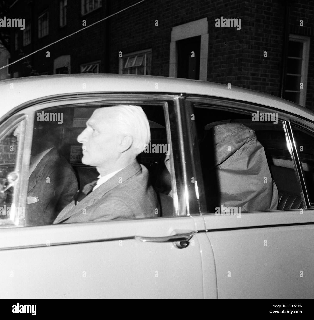 The first gang member of Great Train Robbery has been caught, Roger Cordrey, with his friend, William Boal, Thursday 15th August 1963.  Our Picture Shows ... suspect leaving Bournemouth Police Station this evening, for Aylesbury, in the front passenger seat is Detective Superintendent Malcolm Fewtrell, Head of Buckinghamshire CID.  The suspects were living in a rented, fully furnished flat above a florist's shop in Wimborne Road, Moordown, Bournemouth.   The Bournemouth police were tipped off by police widow Ethel Clark when Boal and Cordrey paid rent for a garage (in Tweedale Road off Castle Stock Photo