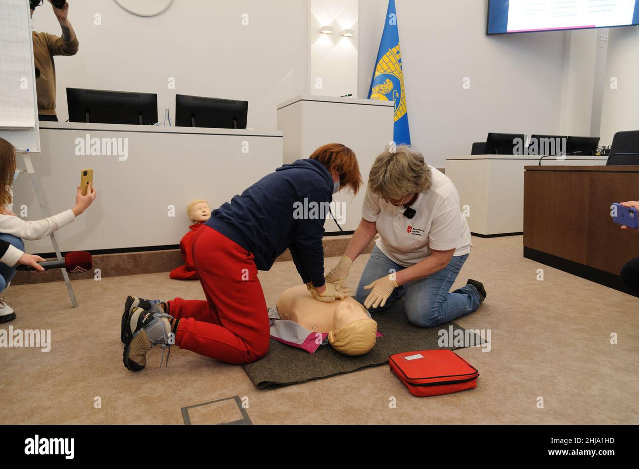 Lviv, Ukraine, 27 january 2022. A health worker trains people to provide medical care to the wounded in the case of a military conflict in the city hall of Lviv in conditions of aggravation on the Ukrainian-Russian border. Stock Photo