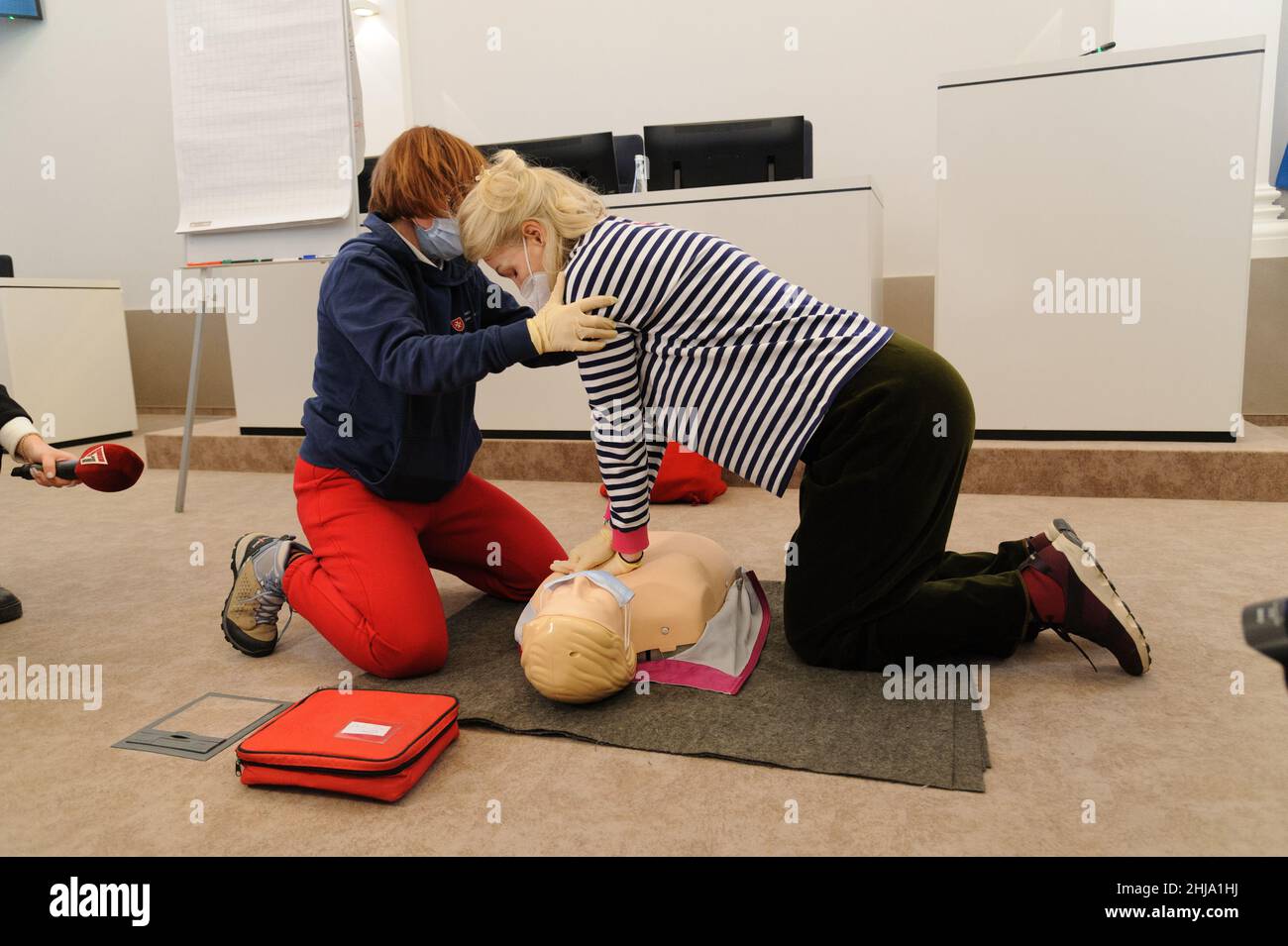 Lviv, Ukraine, 27 january 2022. A health worker trains people to provide medical care to the wounded in the case of a military conflict in the city hall of Lviv in conditions of aggravation on the Ukrainian-Russian border. Stock Photo
