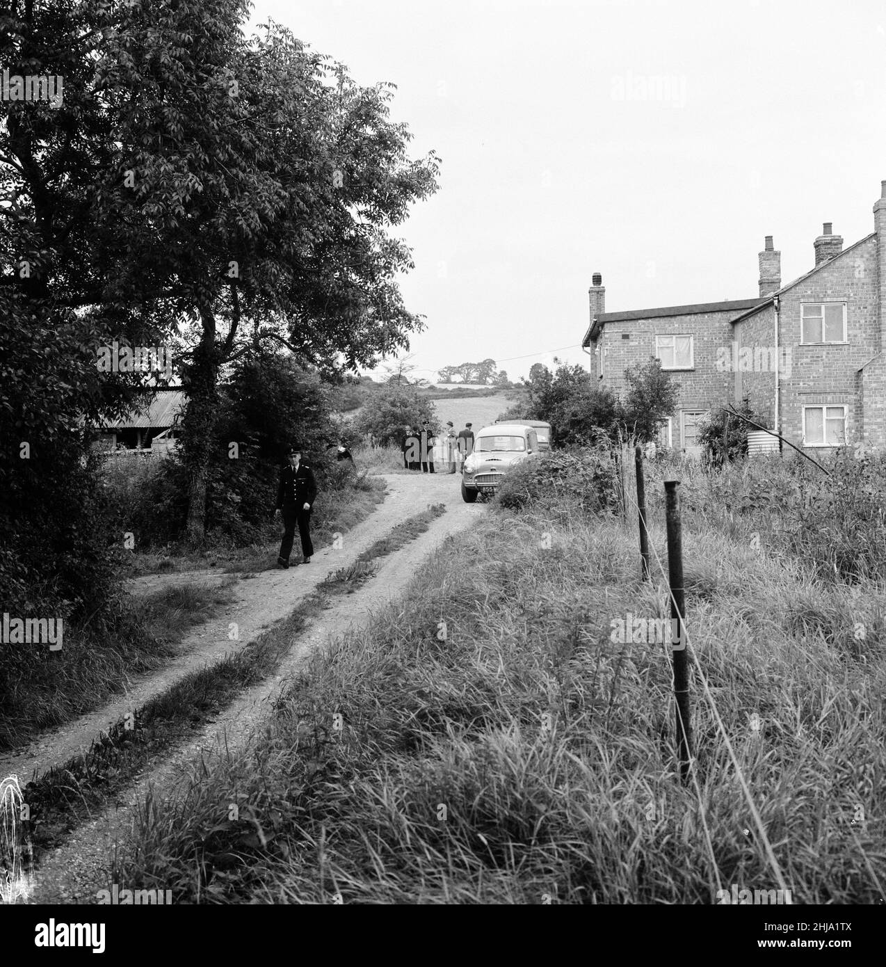 Leatherslade Farm, between Oakley and Brill in Buckinghamshire, hideout used by gang, 27 miles from the crime scene, Tuesday 13th August 1963. Our Picture Shows ... path leading up to remote farmhouse used as hideaway by gang in immediate aftermath of robbery.   The 1963 Great Train Robbery was the robbery of 2.6 million pounds from a Royal Mail train heading from Glasgow to London on the West Coast Main Line in the early hours of 8th August 1963, at Bridego Railway Bridge, Ledburn, near Mentmore in  Buckinghamshire, England. Stock Photo