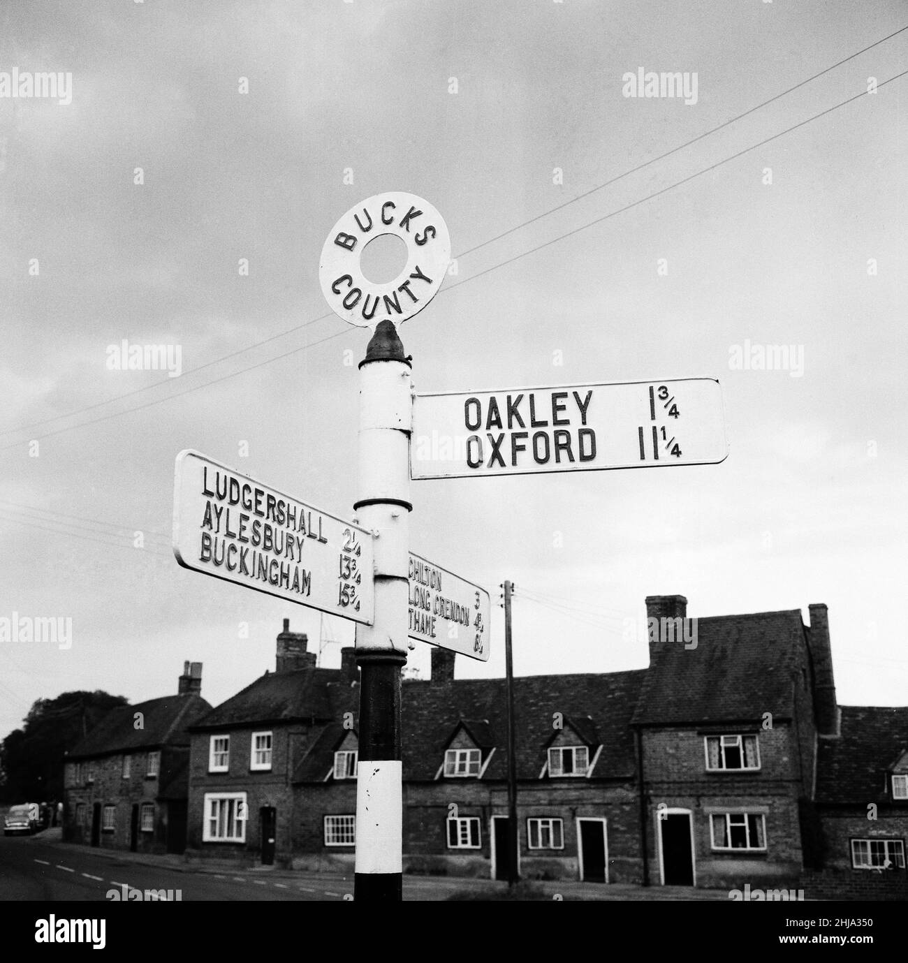 Leatherslade Farm, between Oakley and Brill in Buckinghamshire, hideout used by gang, 27 miles from the crime scene, Tuesday 13th August 1963. Our Picture Shows ... sign for Oakley, in Bucks County.  The 1963 Great Train Robbery was the robbery of 2.6 million pounds from a Royal Mail train heading from Glasgow to London on the West Coast Main Line in the early hours of 8th August 1963, at Bridego Railway Bridge, Ledburn, near Mentmore in  Buckinghamshire, England. Stock Photo