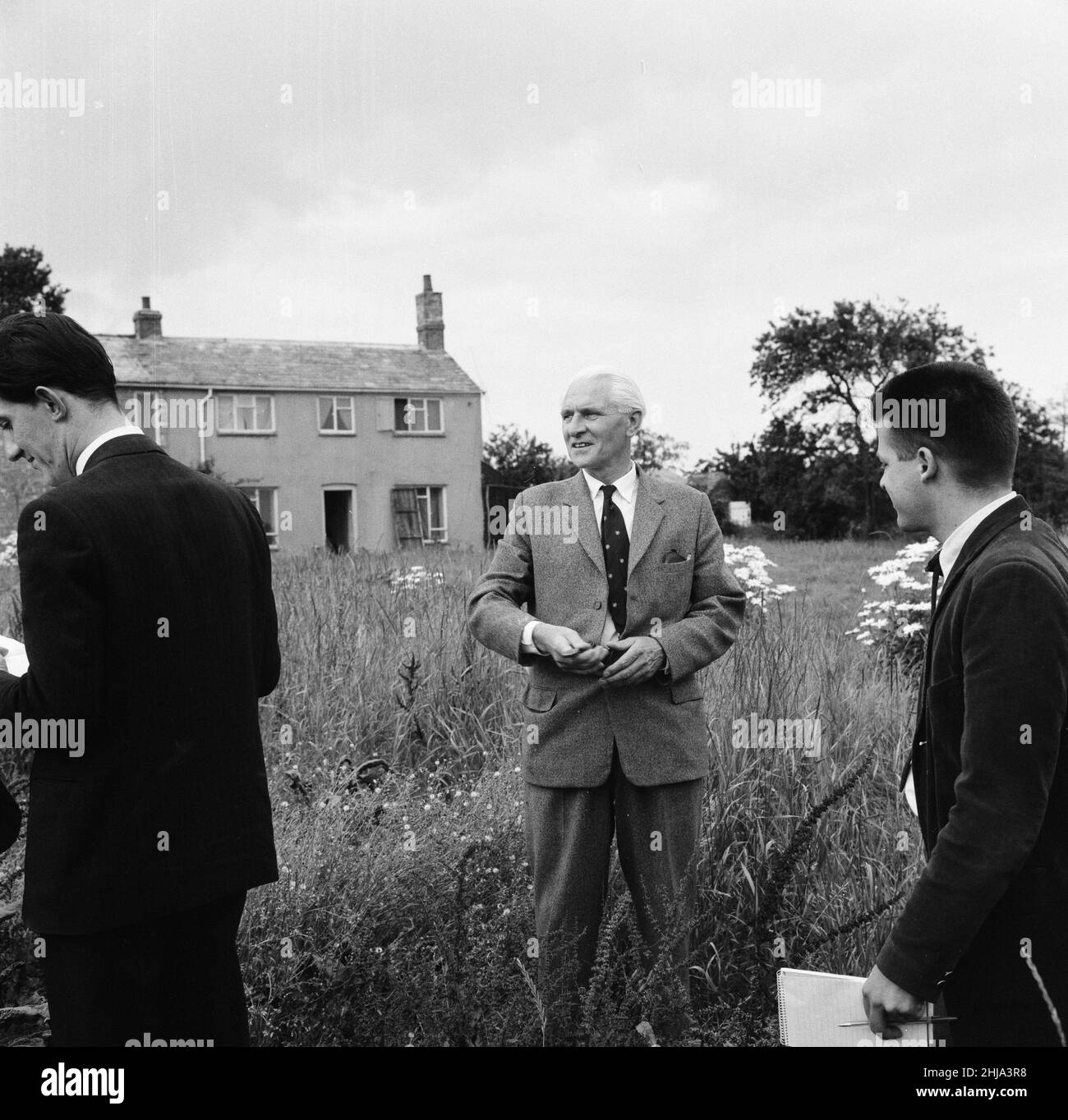 Leatherslade Farm, between Oakley and Brill in Buckinghamshire, hideout used by gang, 27 miles from the crime scene, Tuesday 13th August 1963. Our Picture Shows ... Detective Superintendent Malcolm Fewtrell, Head of Buckinghamshire CID at farmhouse.   The 1963 Great Train Robbery was the robbery of 2.6 million pounds from a Royal Mail train heading from Glasgow to London on the West Coast Main Line in the early hours of 8th August 1963, at Bridego Railway Bridge, Ledburn, near Mentmore in  Buckinghamshire, England. Stock Photo