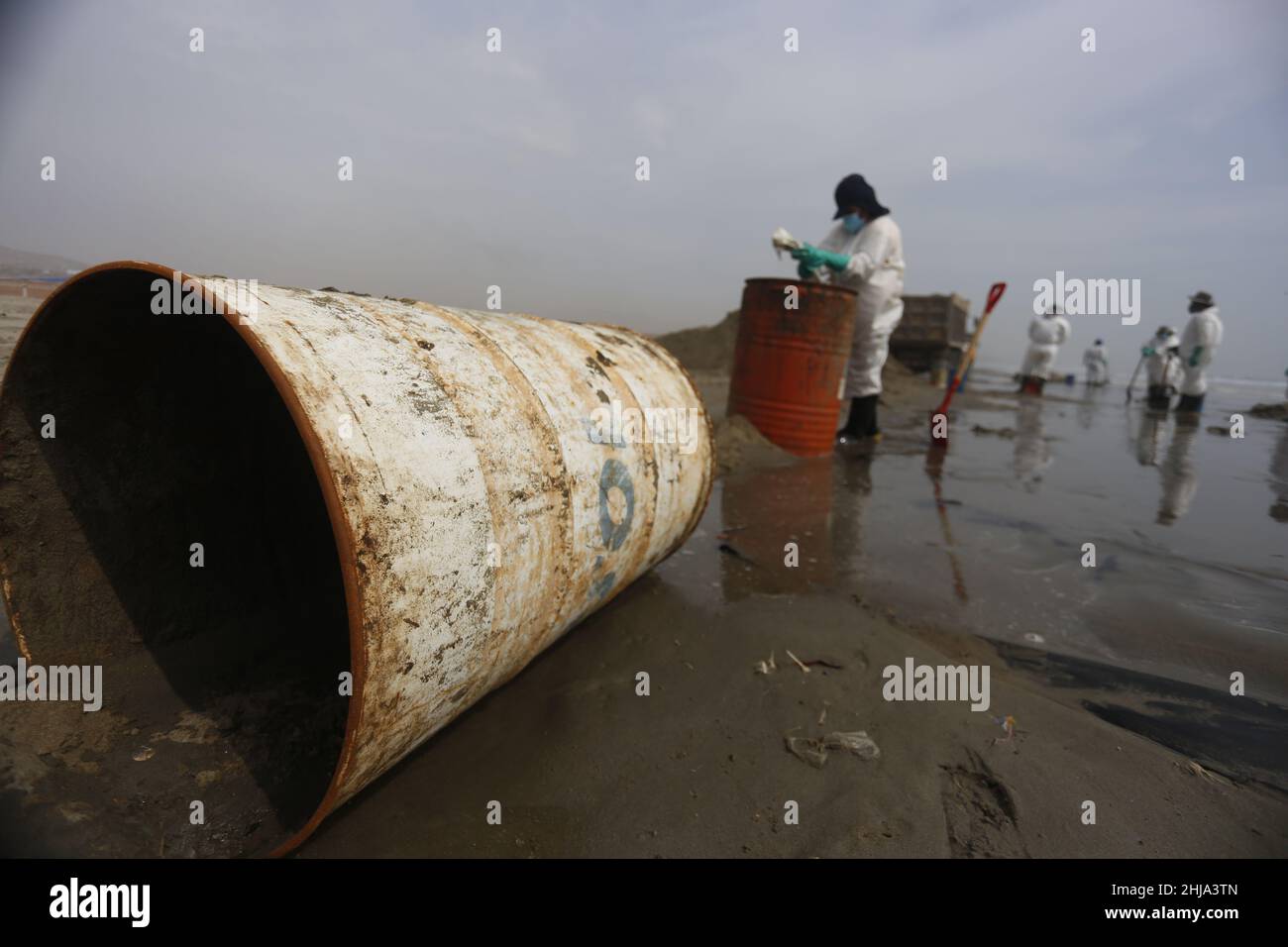 Ventanilla, Peru. 27th Jan, 2022. Workers are at work cleaning up the