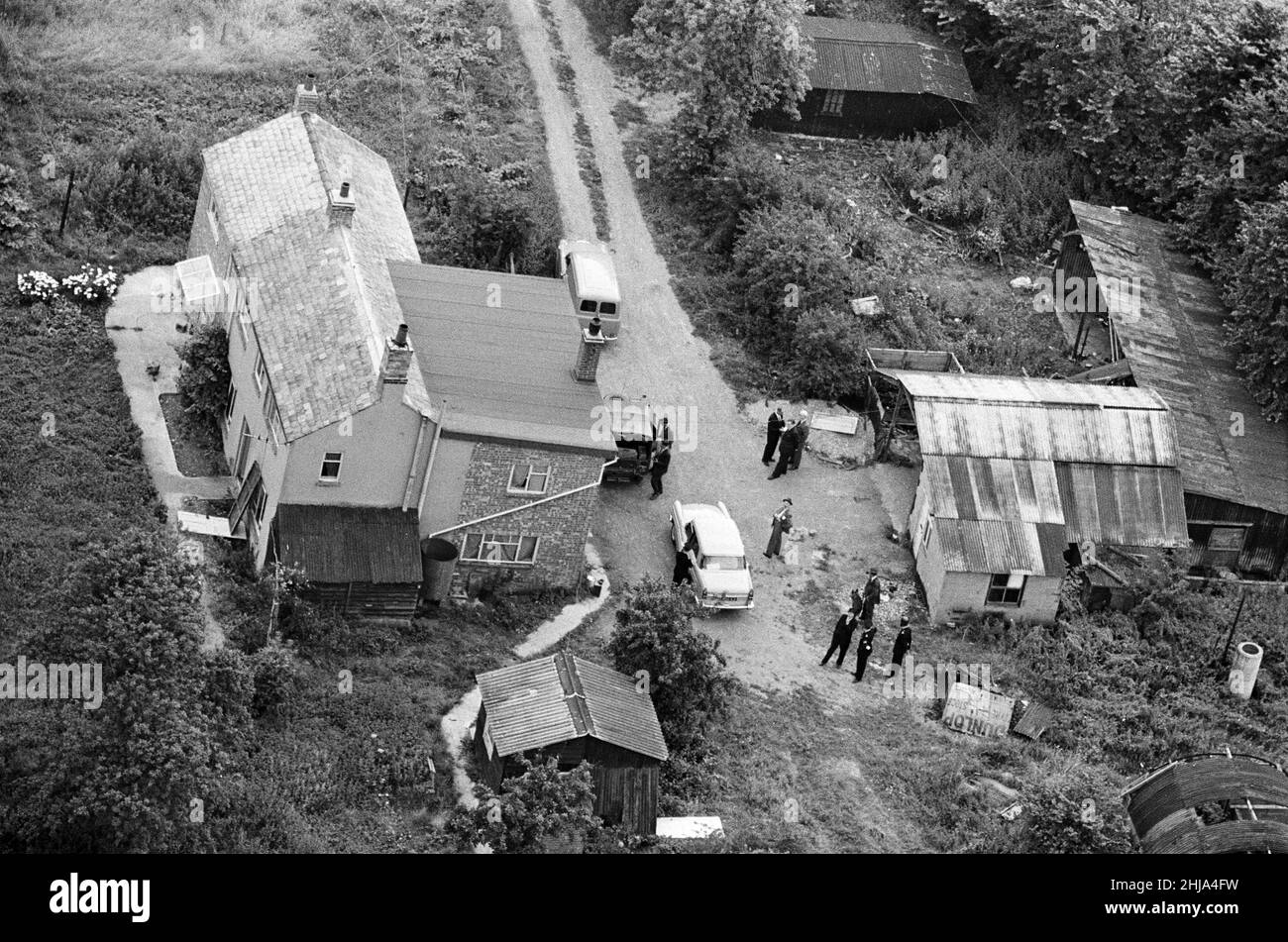 Leatherslade Farm, between Oakley and Brill in Buckinghamshire, hideout used by gang, 27 miles from the crime scene, Tuesday 13th August 1963. Our Picture Shows ... aerial view remote farmhouse in Buckinghamshire countryside, used as hideaway by gang in immediate aftermath of robbery.   The 1963 Great Train Robbery was the robbery of 2.6 million pounds from a Royal Mail train heading from Glasgow to London on the West Coast Main Line in the early hours of 8th August 1963, at Bridego Railway Bridge, Ledburn, near Mentmore in  Buckinghamshire, England. Stock Photo