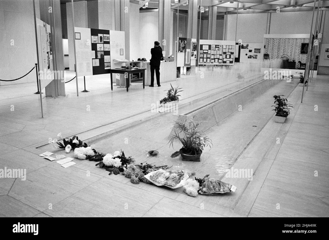 American Embassy, London, where a book of condolence has been opened for members of the public, in remembrance of assassinated American President Kennedy, Sunday 24th November 1963. Our Picture Shows ... flowers and tributes left in Embassy. Stock Photo