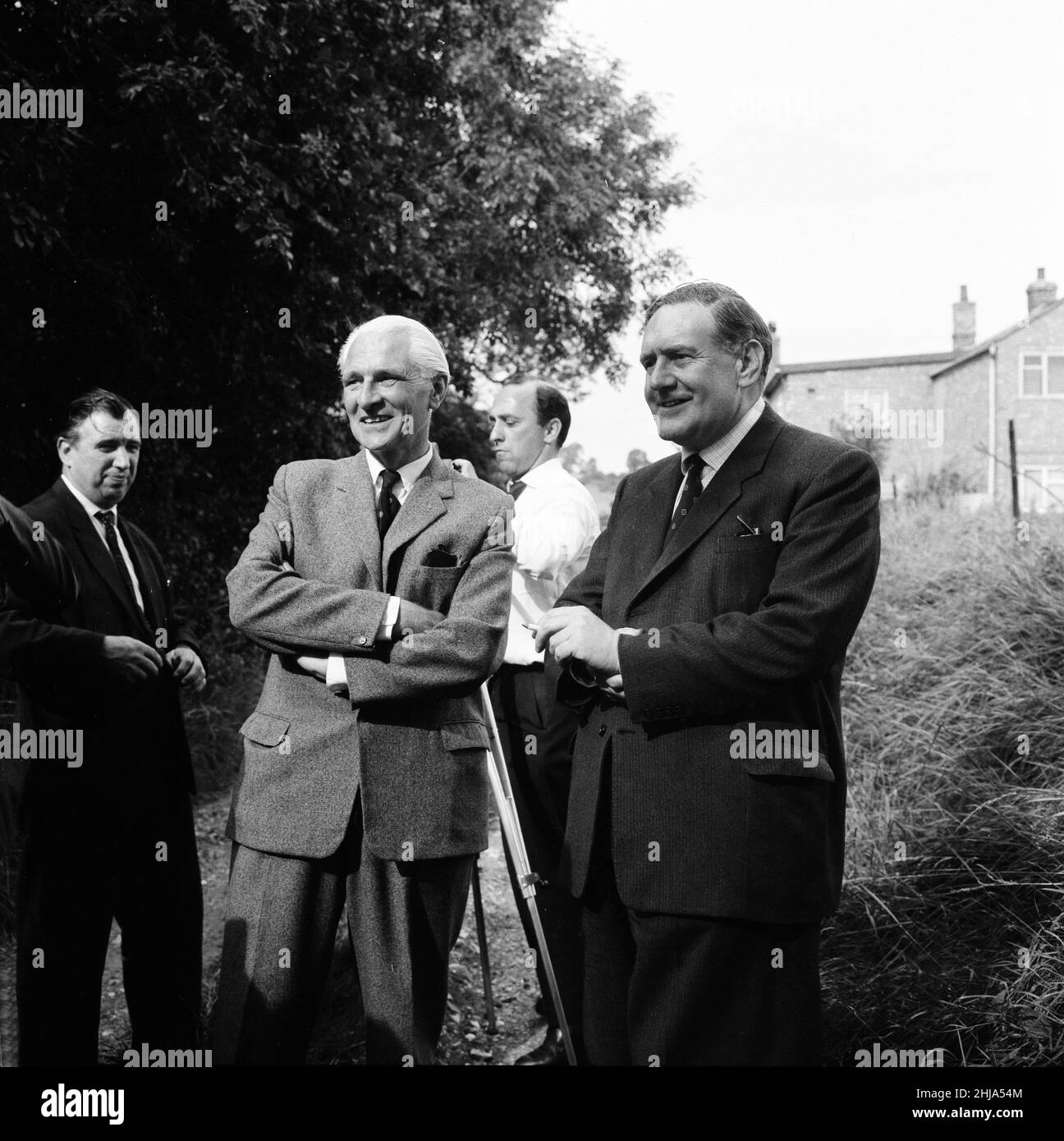 Leatherslade Farm, between Oakley and Brill in Buckinghamshire, hideout used by gang, 27 miles from the crime scene, Tuesday 13th August 1963. Our Picture Shows ... (left) Detective Superintendent Malcolm Fewtrell, Head of Buckinghamshire CID and (right) Detective Superintendent Gerald McArthur of Scotland Yard at farmhouse.   The 1963 Great Train Robbery was the robbery of 2.6 million pounds from a Royal Mail train heading from Glasgow to London on the West Coast Main Line in the early hours of 8th August 1963, at Bridego Railway Bridge, Ledburn, near Mentmore in  Buckinghamshire, England. Stock Photo