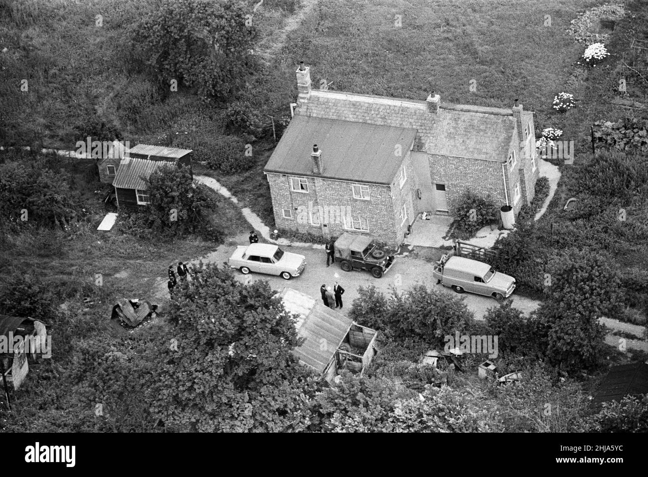 Leatherslade Farm, between Oakley and Brill in Buckinghamshire, hideout used by gang, 27 miles from the crime scene, Tuesday 13th August 1963. Our Picture Shows ... aerial view of remote farmhouse used as hideaway by gang in immediate aftermath of robbery.  The 1963 Great Train Robbery was the robbery of 2.6 million pounds from a Royal Mail train heading from Glasgow to London on the West Coast Main Line in the early hours of 8th August 1963, at Bridego Railway Bridge, Ledburn, near Mentmore in  Buckinghamshire, England. Stock Photo