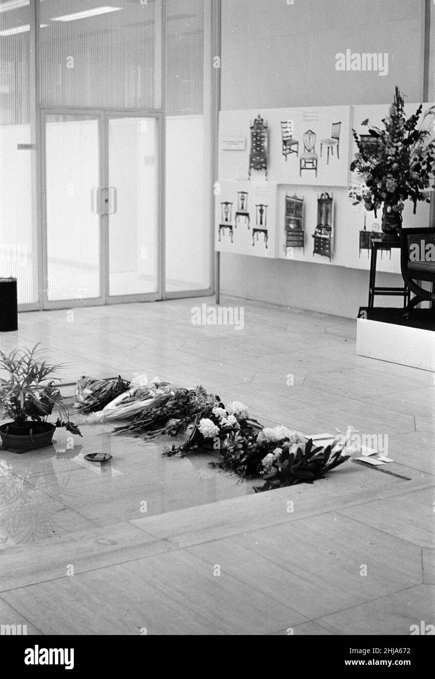 American Embassy, London, where a book of condolence has been opened for members of the public, in remembrance of assassinated American President Kennedy, Sunday 24th November 1963. Our Picture Shows ... flowers and tributes left at Embassy. Stock Photo